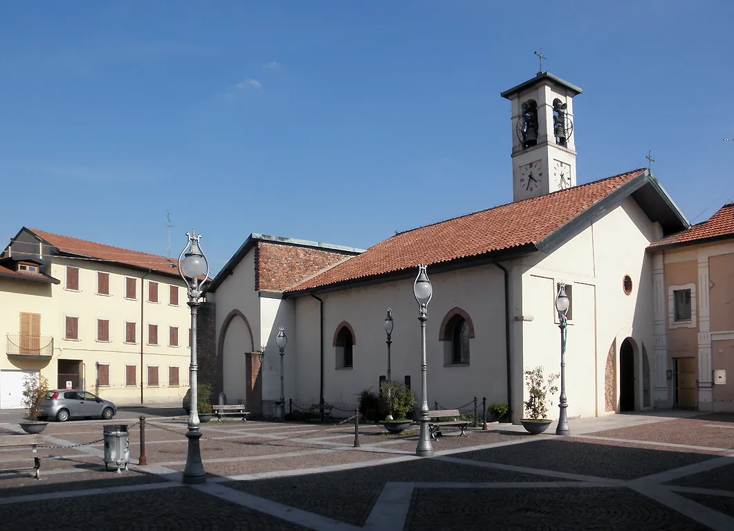 Photo showing: Vista della piazza centrale di Poasco, con la chiesa parrocchiale di Santa Maria Assunta