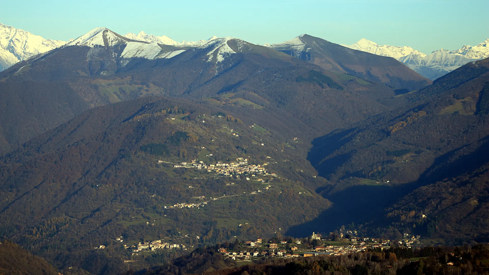 Photo showing: Municipality of Ponna, province of Como, Italy, from Sighignola. In foreground also the municipality of Pelio, then Ponna Inferione, Ponna di Mezzo, Ponna Superiore and the valley of Ponna.