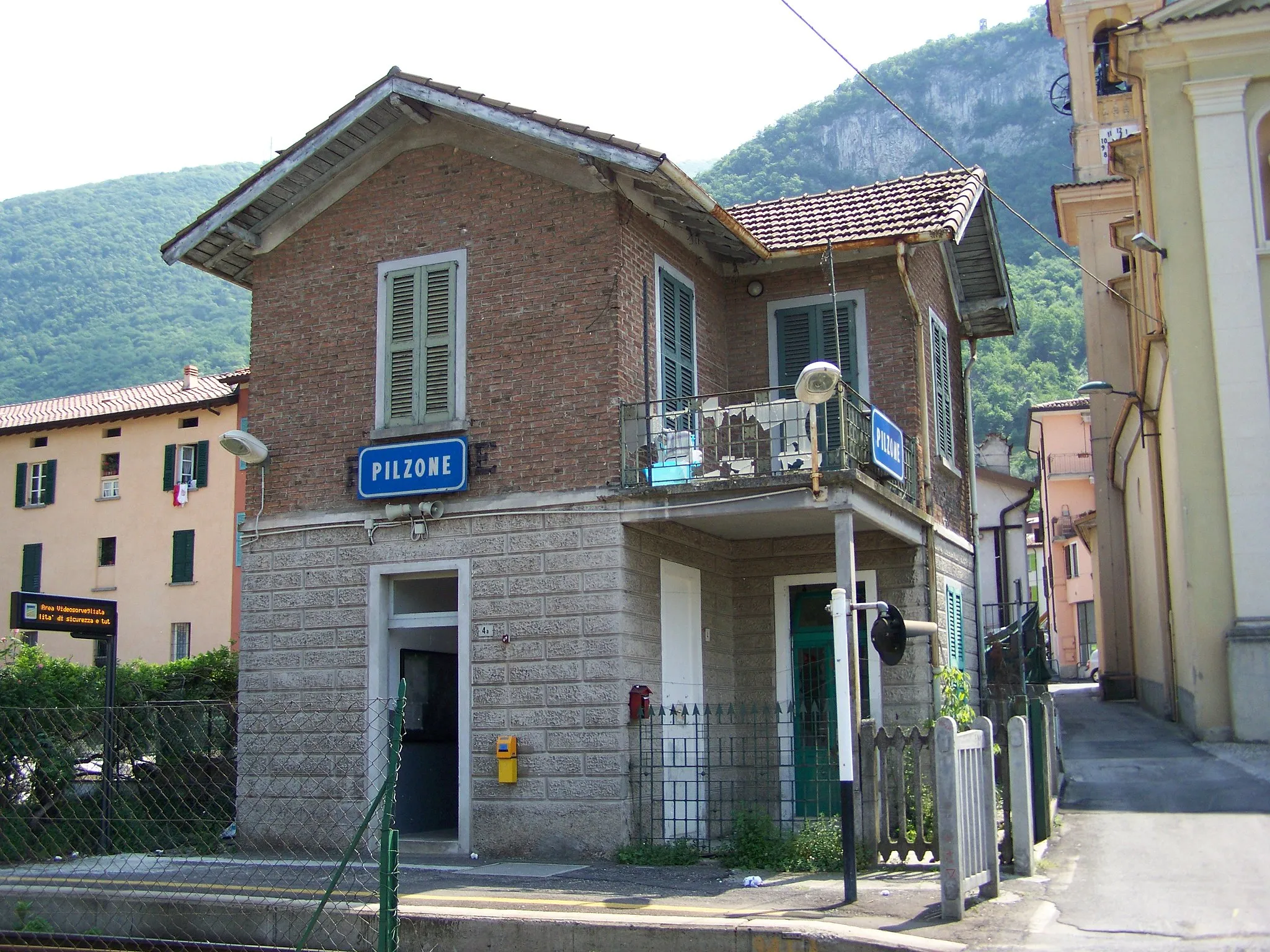 Photo showing: Fabbricato viaggiatori della stazione di Pilzone, lungo la Brescia-Iseo-Edolo