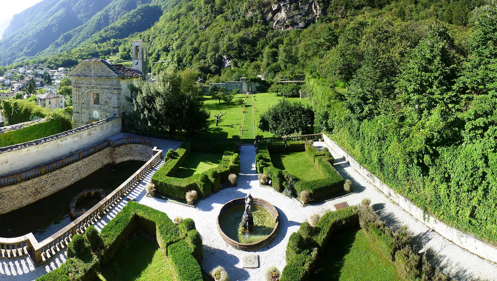 Photo showing: Panoramic view of the garden of the Palazzo Vertemate Franchi; on the left side the chapel and in front of it the fish pond