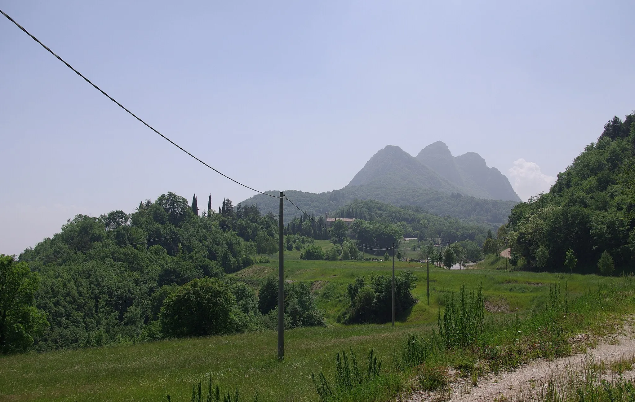Photo showing: Blick von Nordosten auf den Monte Castello di Gaino in den Gardaseebergen