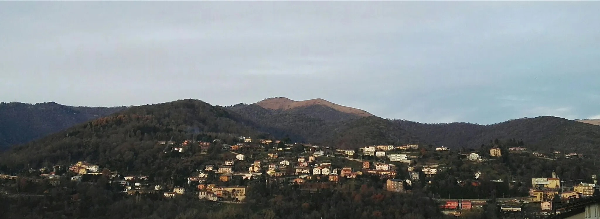 Photo showing: Solzago seen from south with Mount Boletto in background