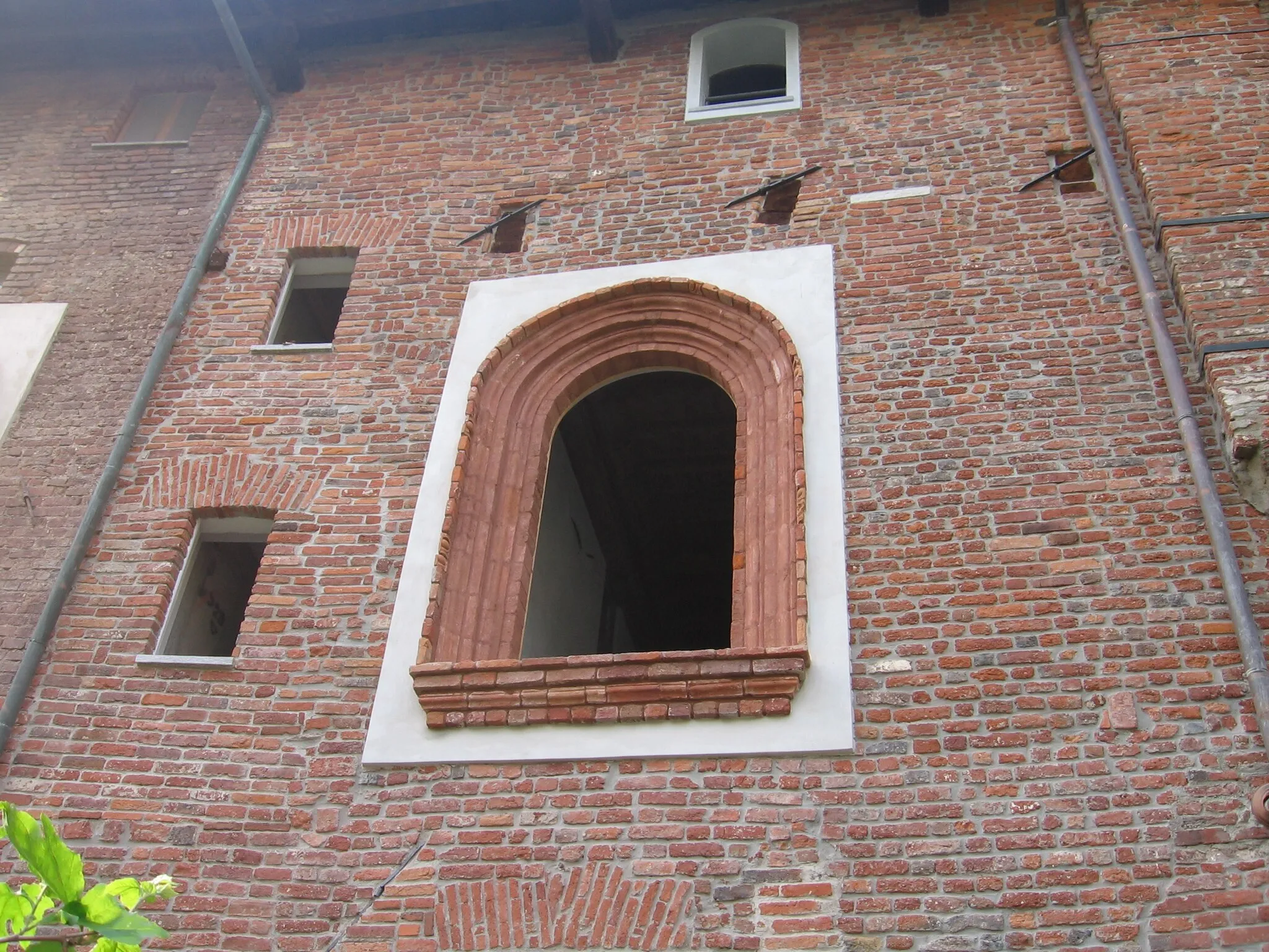 Photo showing: Finestra primitiva ad arco, restaurato con le decorazioni esterne; Arch. P. Femia, Giugno 2006.