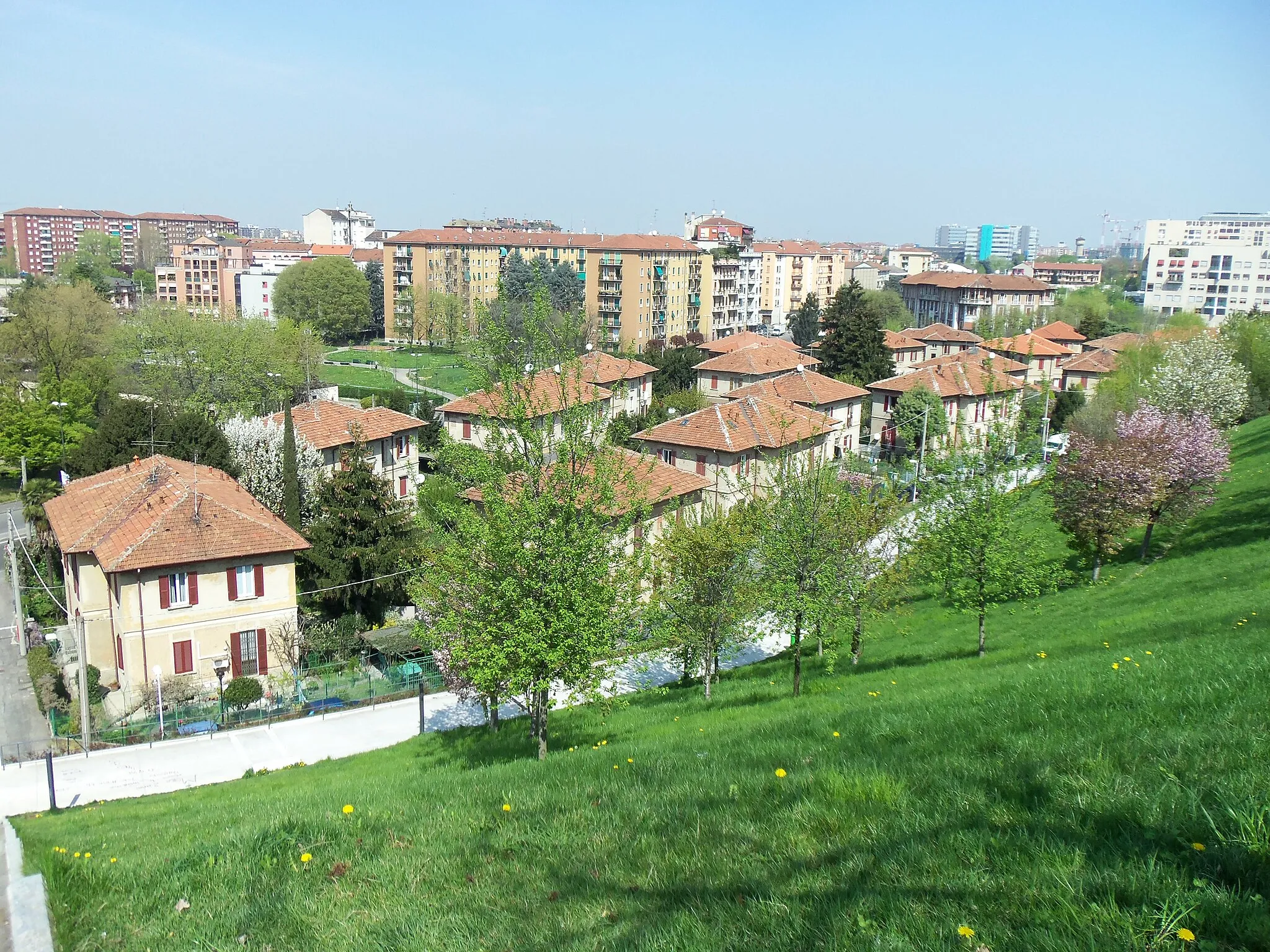 Photo showing: Milano, il villaggio operaio Borgo Pirelli visto dalla Collina dei Ciliegi