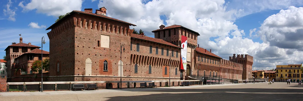 Photo showing: Panorama del Castello Sforzesco e di Piazza Vittorio Veneto a Galliate (NO)