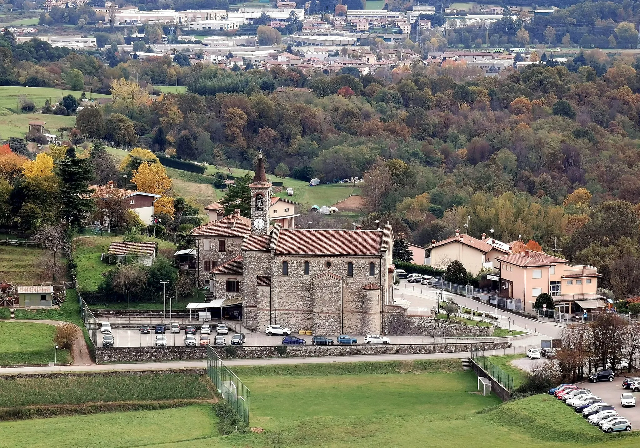 Photo showing: Vista panoramica della chiesa di Sant'Ambrogio (Monte, La Valletta Brianza).
Foto scattata dal belvedere Cereda, sulla sommità della piramide centrale di Montevecchia.