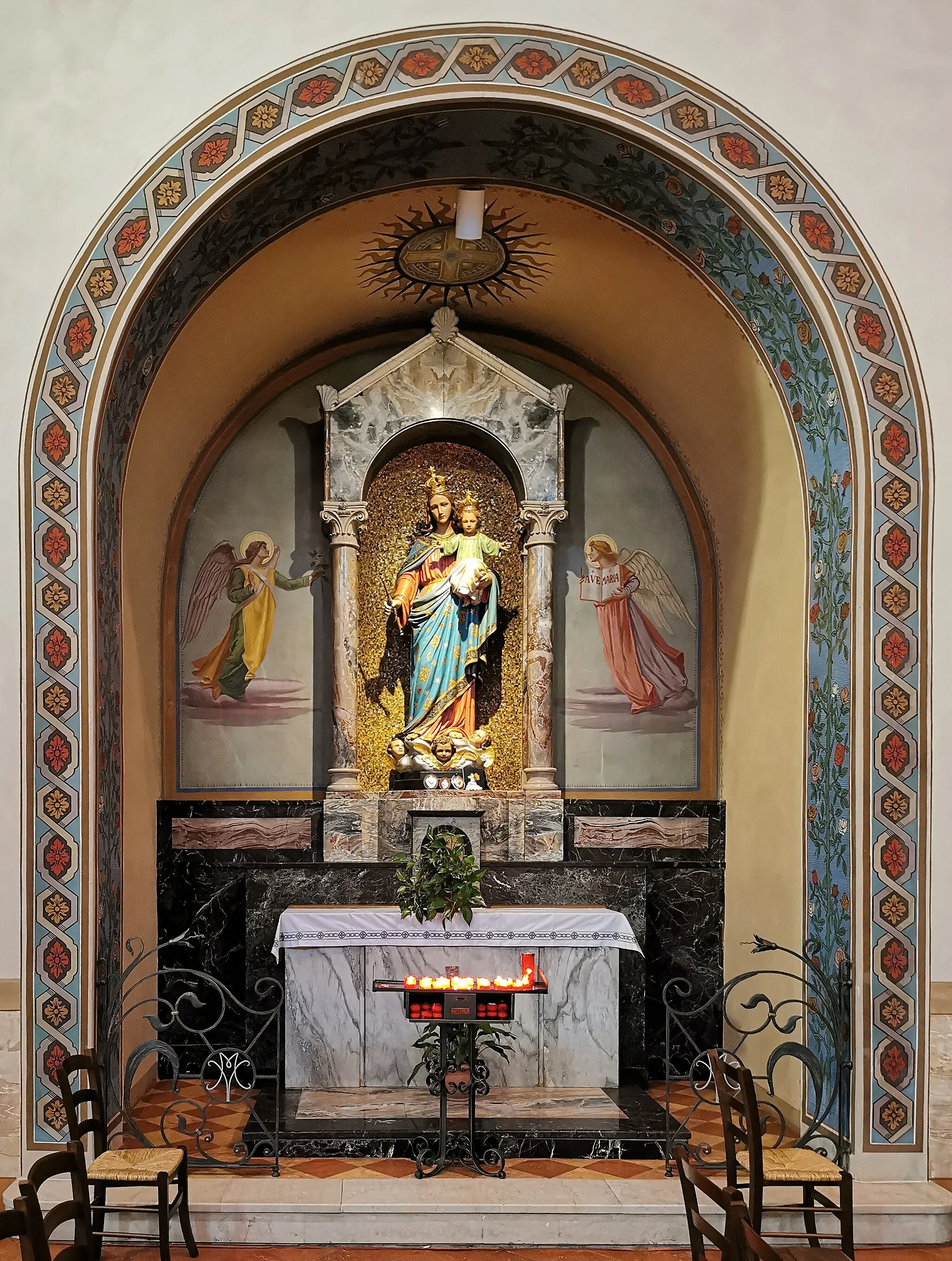 Photo showing: Altare sul lato sinistro della chiesa di Sant'Ambrogio (Monte, La Valletta Brianza)