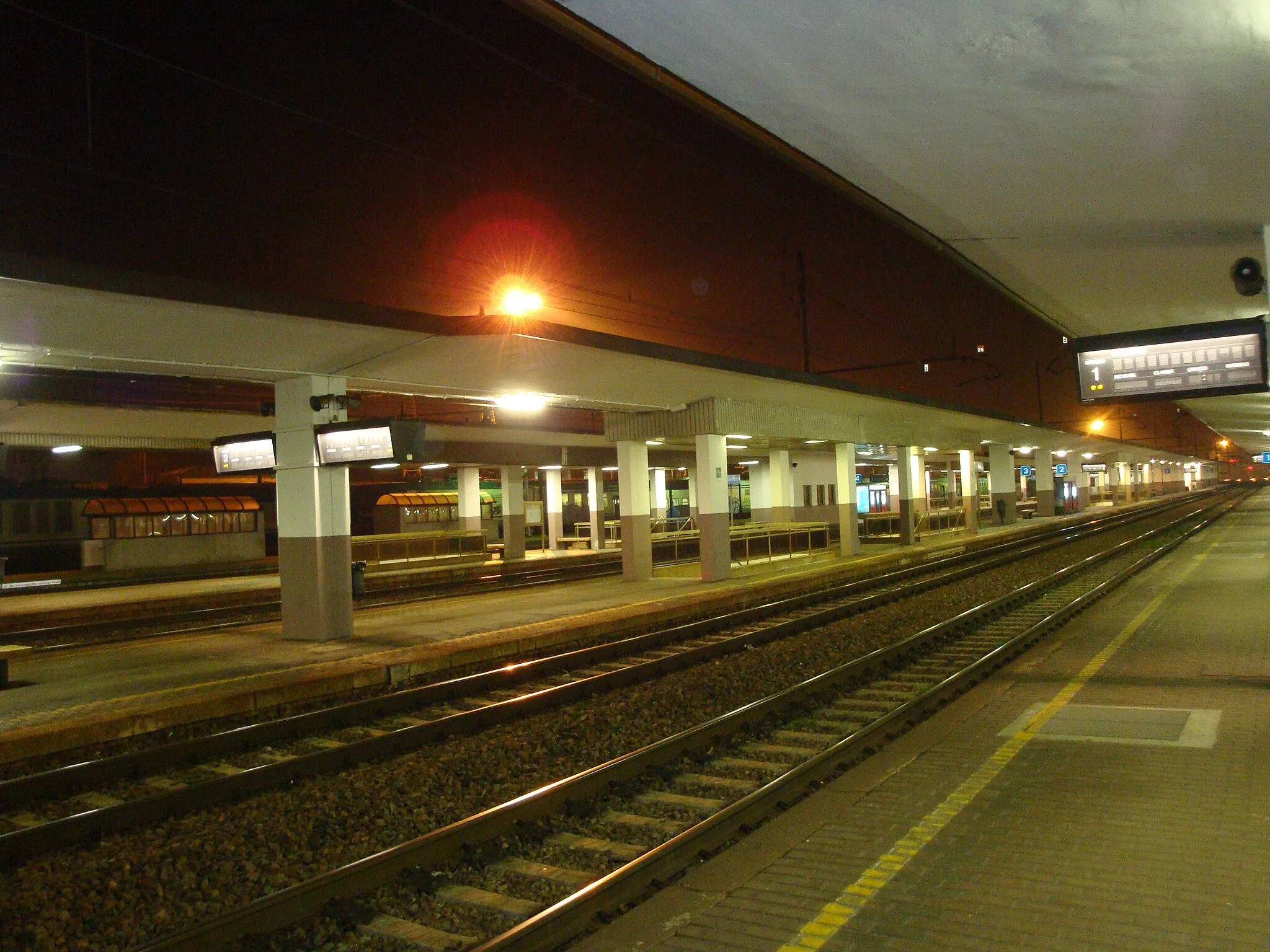 Photo showing: Interno della stazione ferroviaria di Voghera
