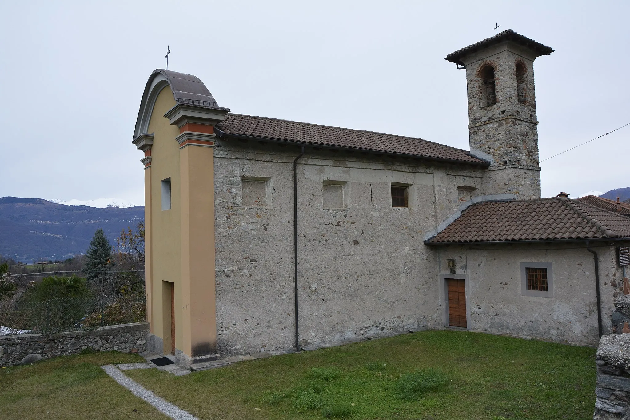 Photo showing: La chiesa di San Pietro e Santa Maria Immacolata in località Musadino a Porto Valtravaglia, in provincia di Varese.