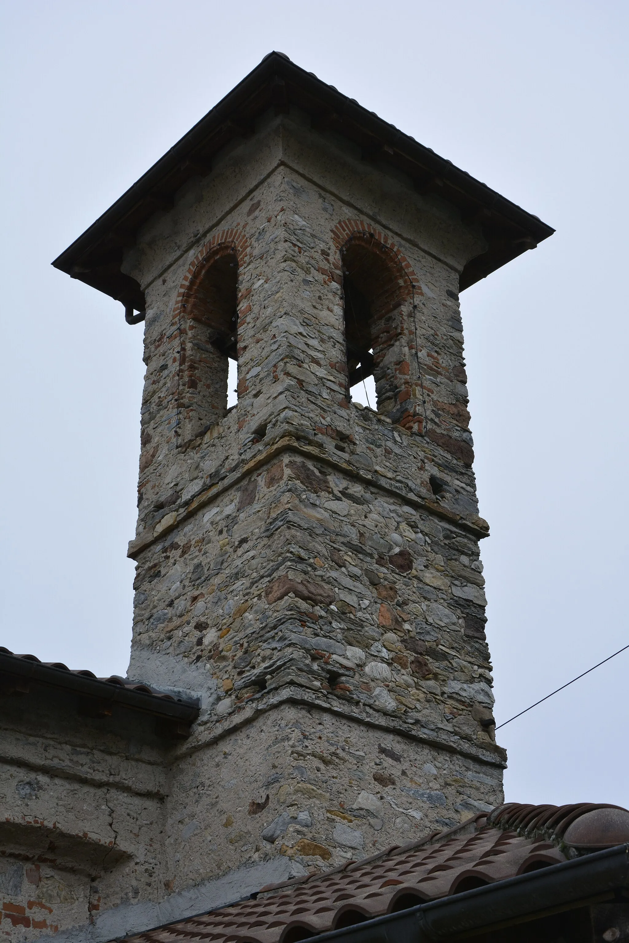 Photo showing: Il campanile della chiesa di San Pietro e Santa Maria Immacolata in località Musadino a Porto Valtravaglia, in provincia di Varese.