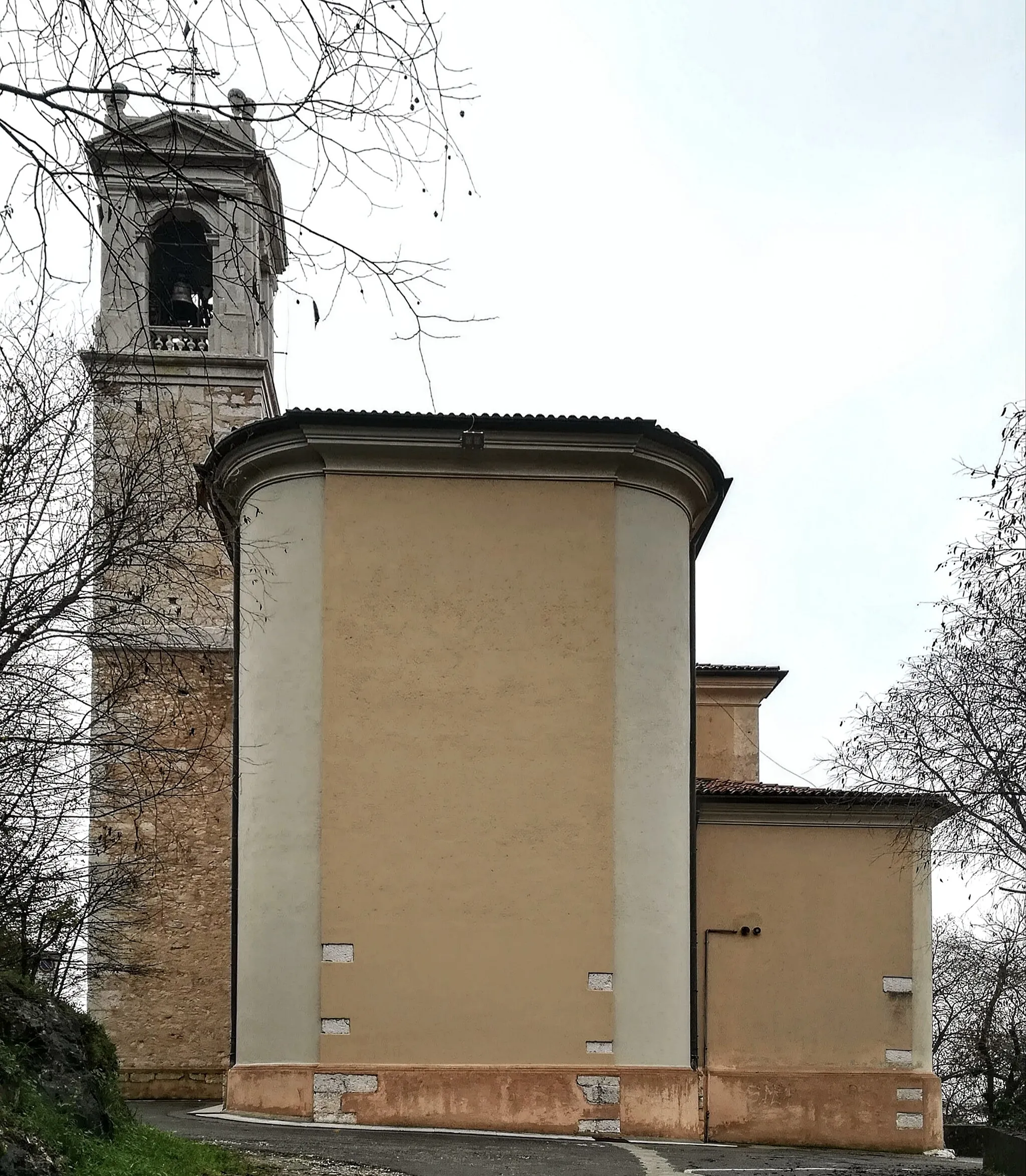 Photo showing: L'abside e il campanile della chiesa parrocchiale di Santa Giulia di Paitone, in Lombardia