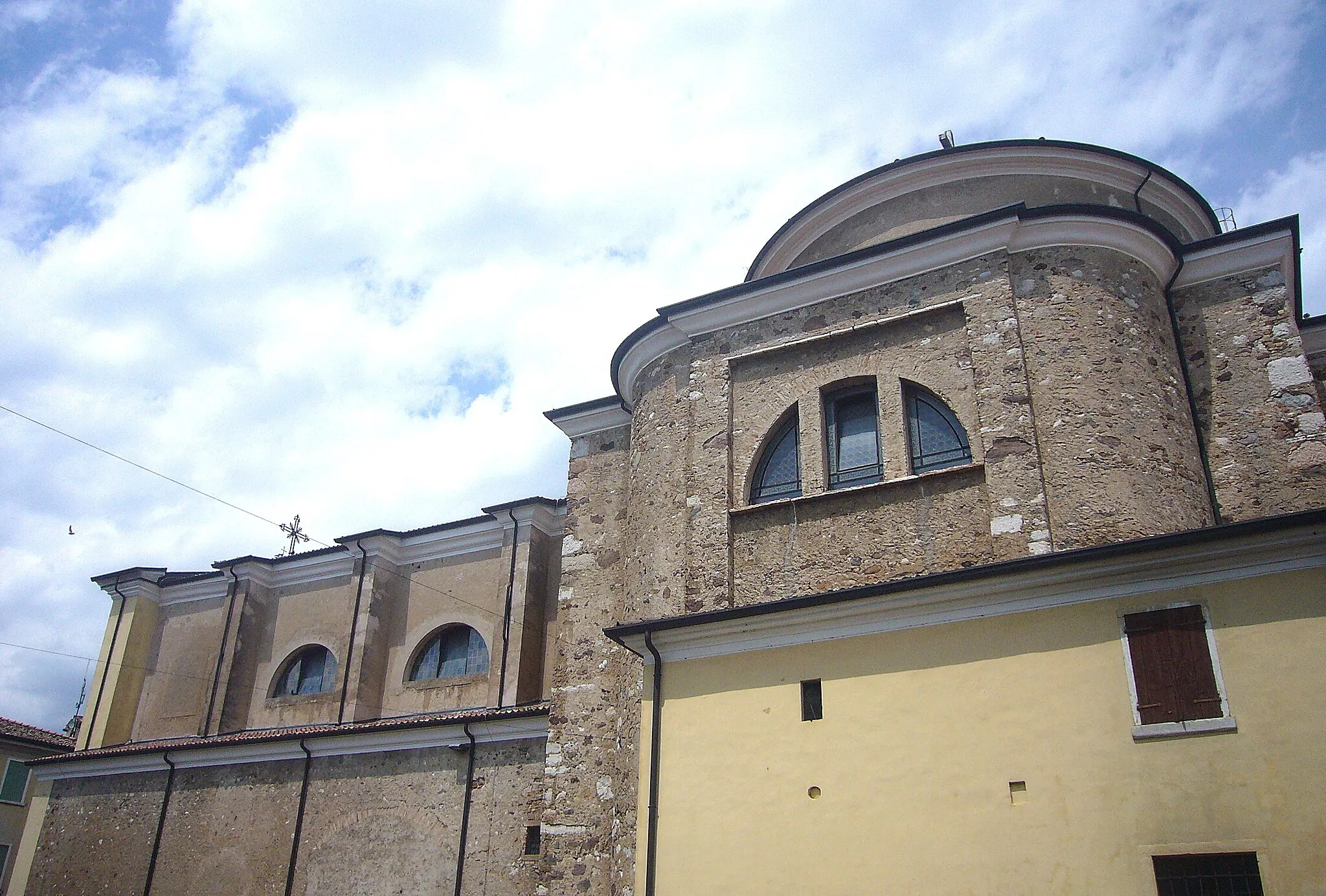Photo showing: Il fianco meridionale della chiesa parrocchiale di Pozzolengo, in provincia di Brescia