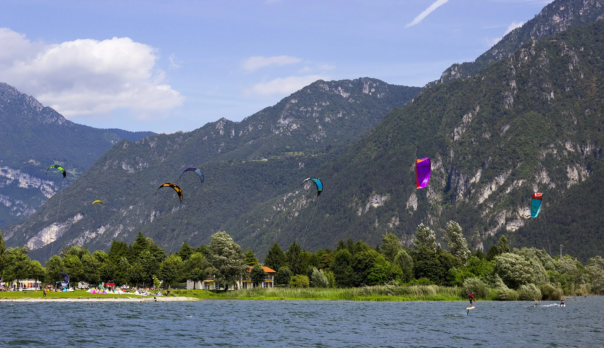 Photo showing: Kitesurfing on lake Idro in Ponte Caffaro.