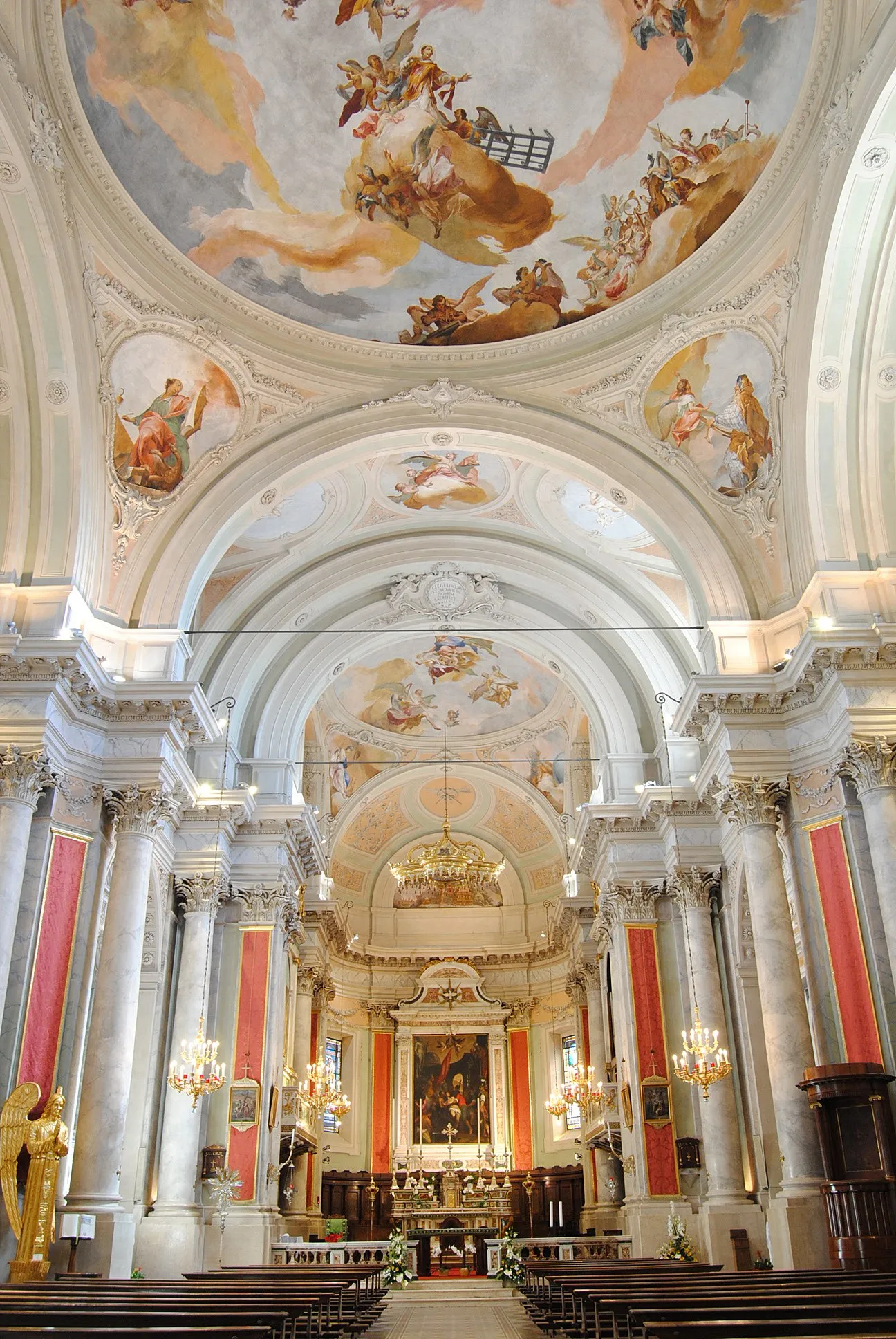 Photo showing: Nuvolera, Chiesa parrocchiale di San Lorenzo Martire, sec. XVIII, interno. Da notare il ciclo di affreschi, opera di Pietro Scalvini.