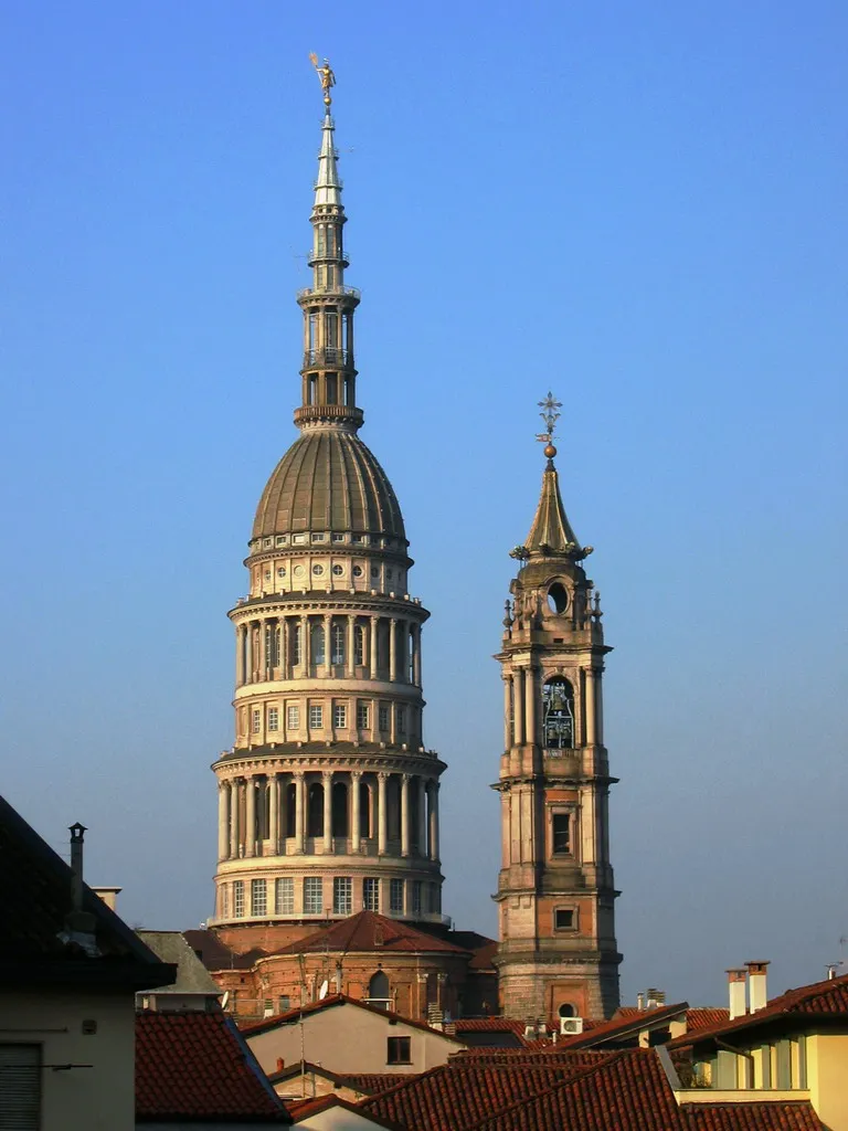Photo showing: Novara - Antonelli's neoclassical dome (built in the XIX century - 121 m) and bell tower (built in the XVIII century) of San Gaudenzio basilica (built between the XVI and the XVII century).