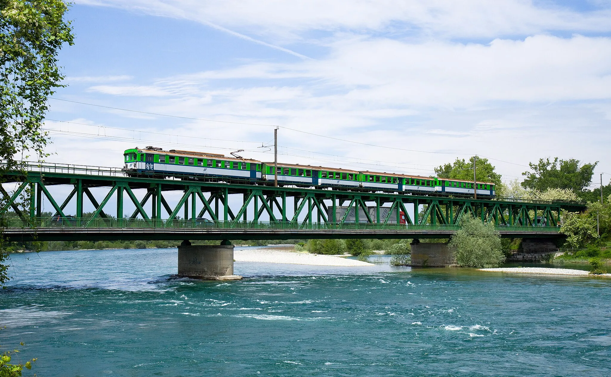 Photo showing: Treno delle Ferrovie Nord Milano trainato da un'elettromotrice E.740, in transito sul ponte sul Ticino presso Galliate