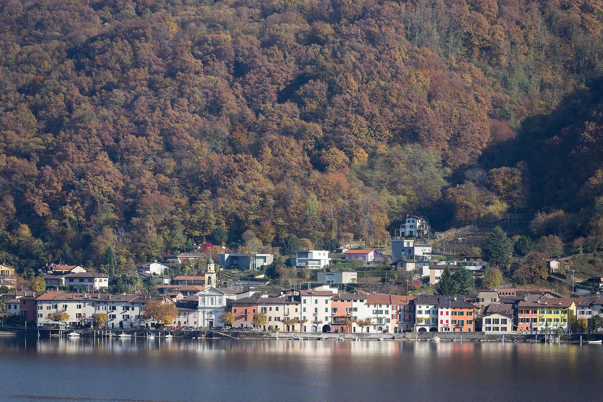 Photo showing: The village Brusino Arsizio at Lac Lugano, Ticino, Switzerland