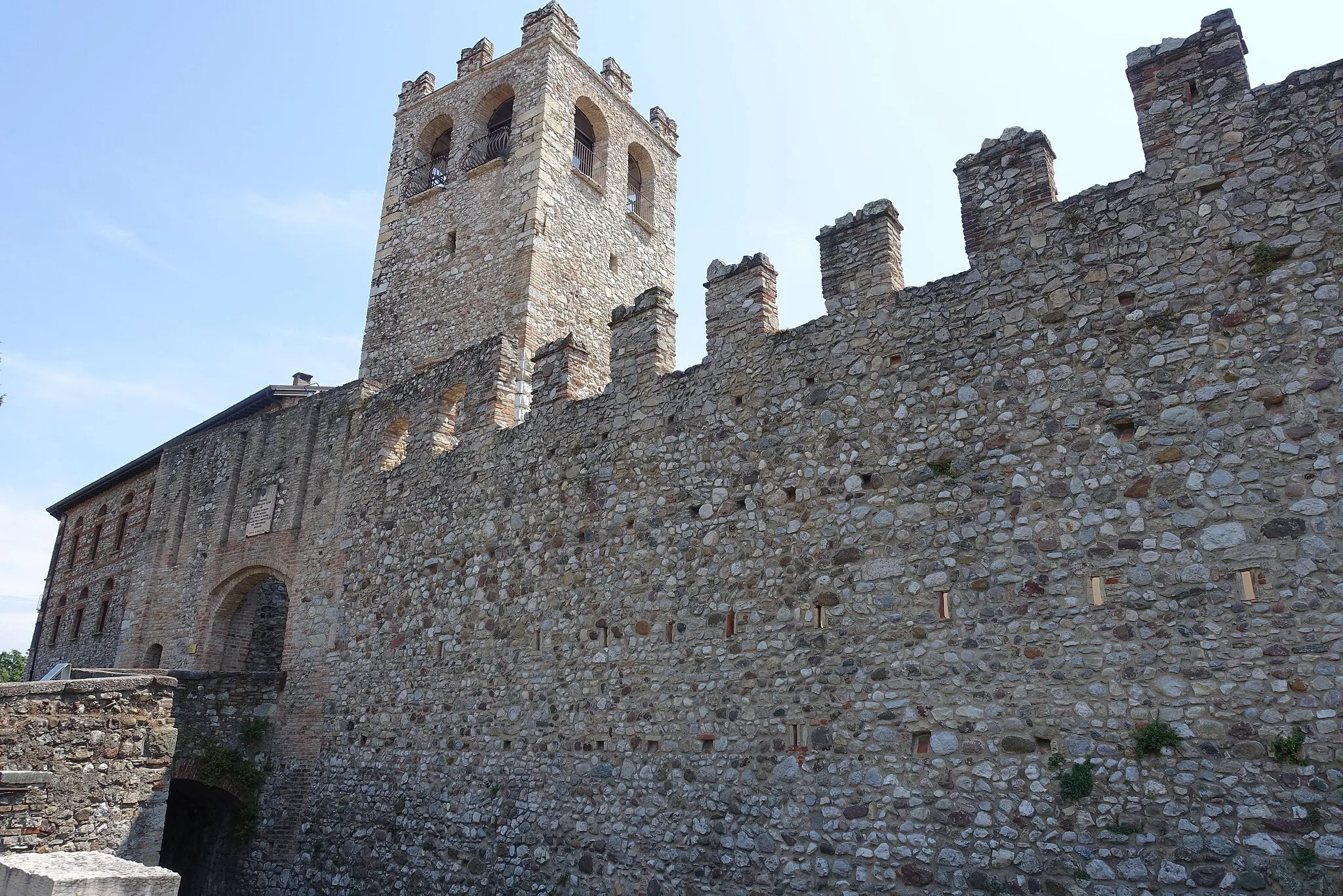 Photo showing: Castello di Desenzano, esterno