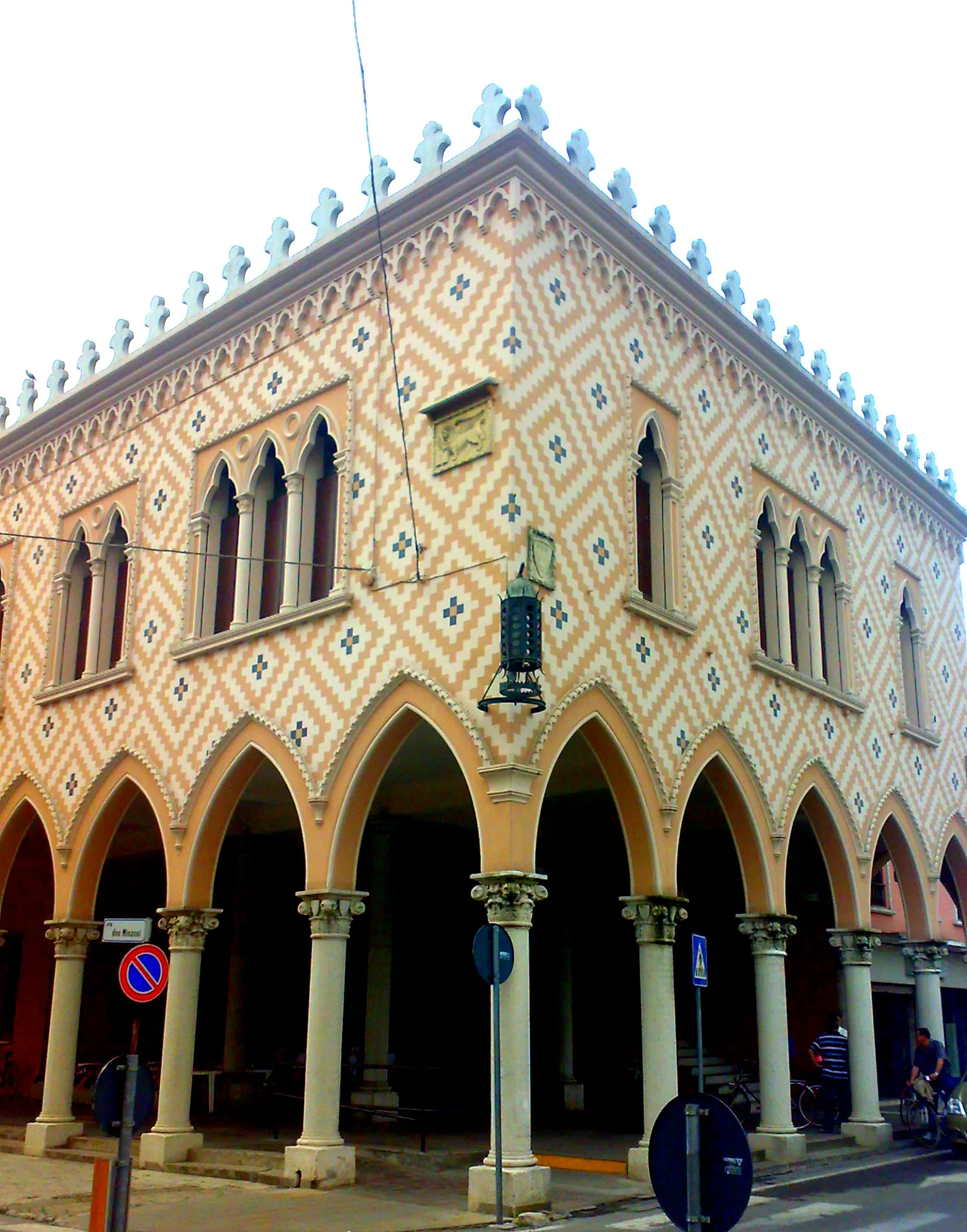 Photo showing: The Mercato coperto palace in Badia Polesine.