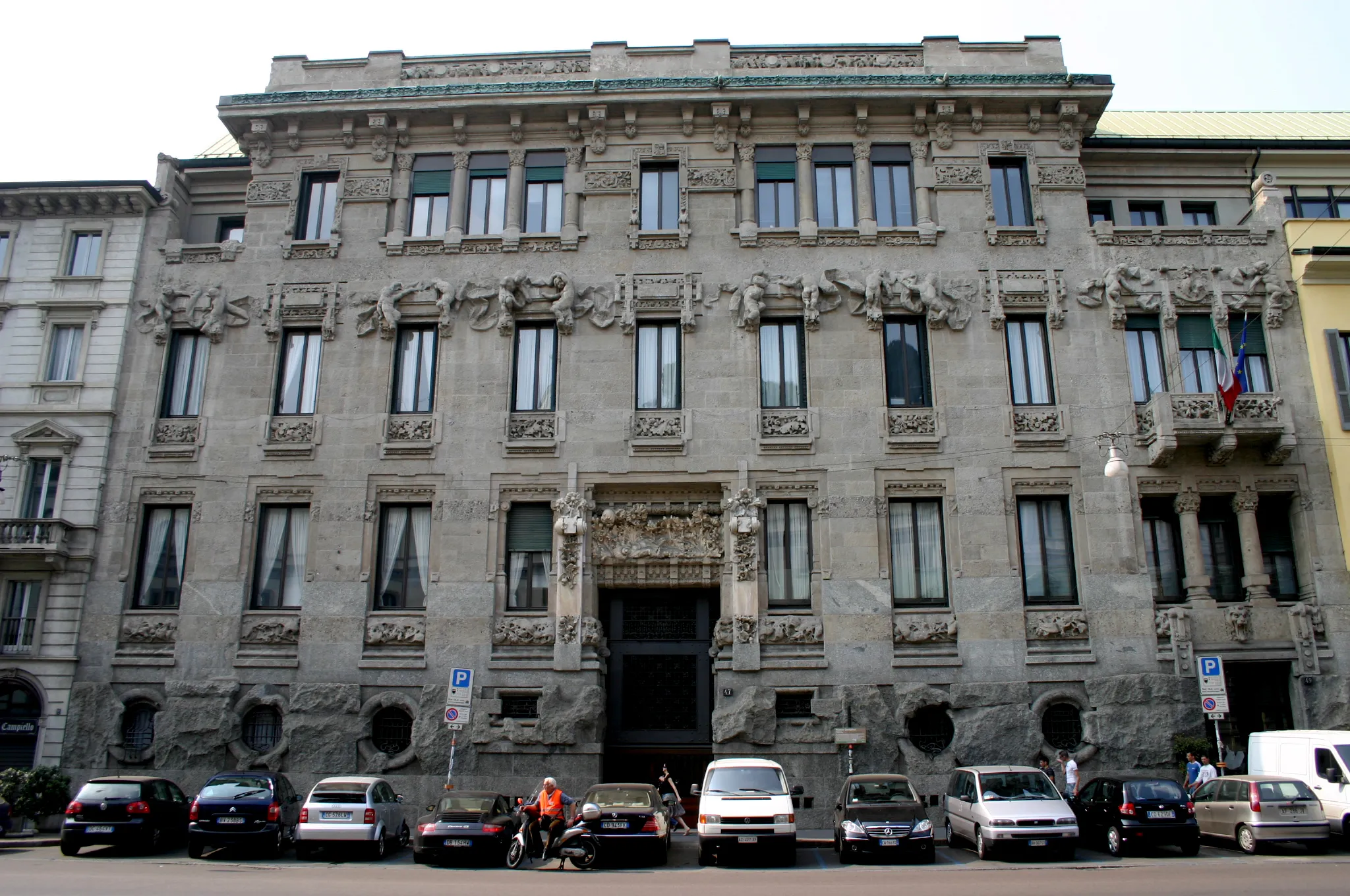 Photo showing: Giuseppe Sommaruga, Palazzo Castiglioni in Corso di Porta Venezia, a sort of "manifesto" of the Art Nouveau style in Milan.  Picture by Giovanni Dall'Orto, April 22 2007.