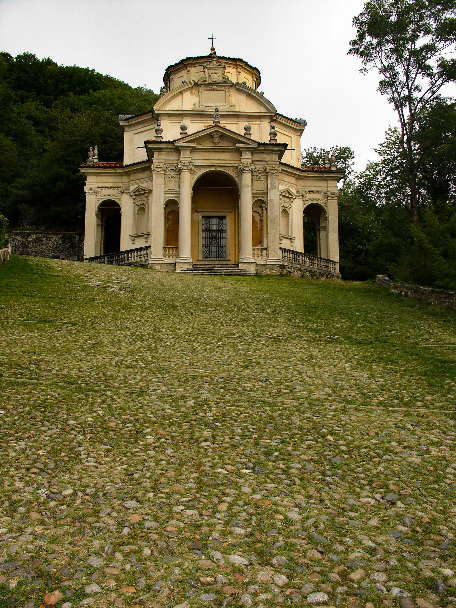 Photo showing: 500px provided description: Sacro Monte (Varese, Italy) [#Sacred Mountain ,#Church ,#Sacro Monte ,#Mountain Path]