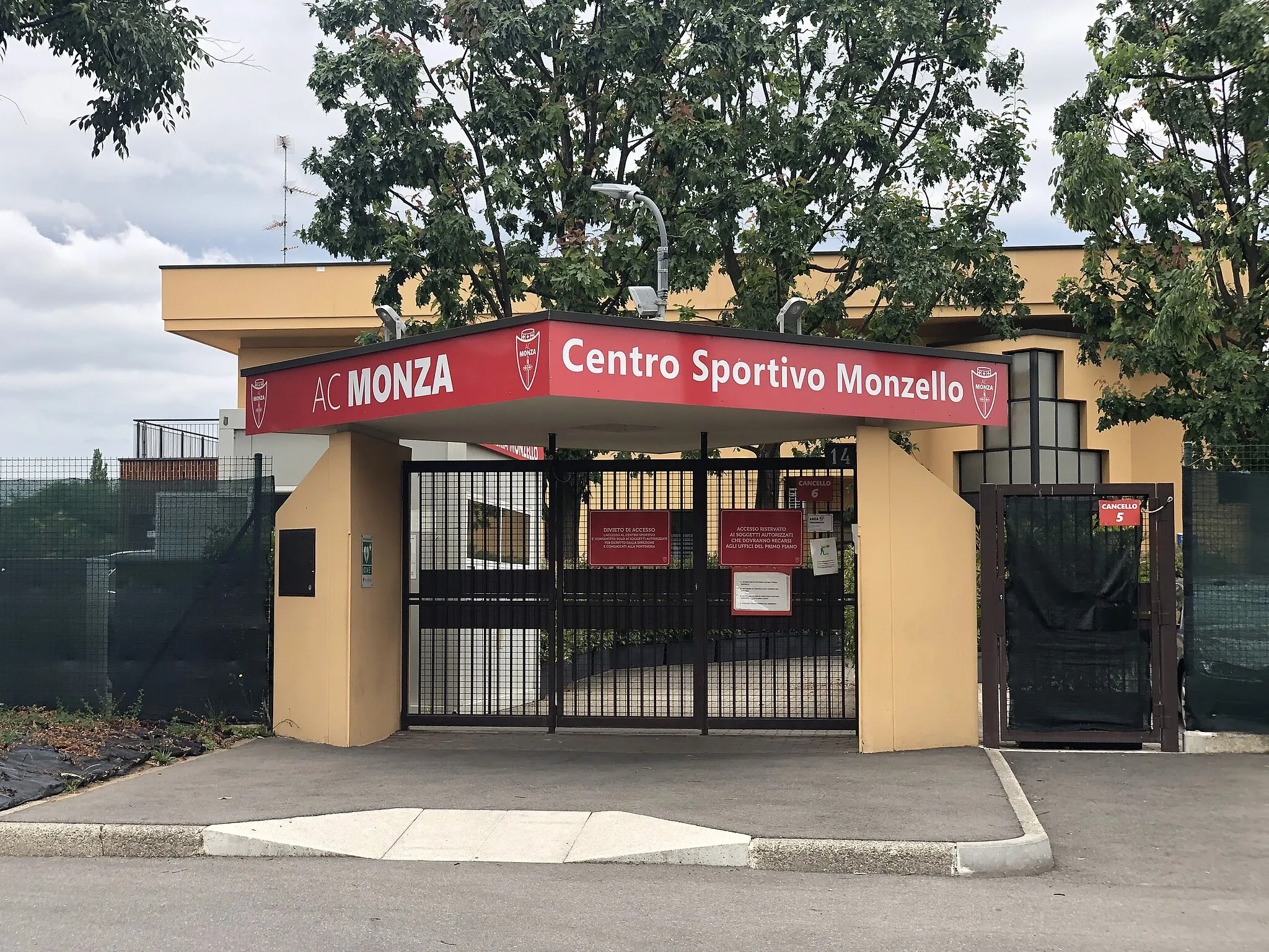 Photo showing: Entrance to the Centro Sportivo Monzello before the 2023 renovation