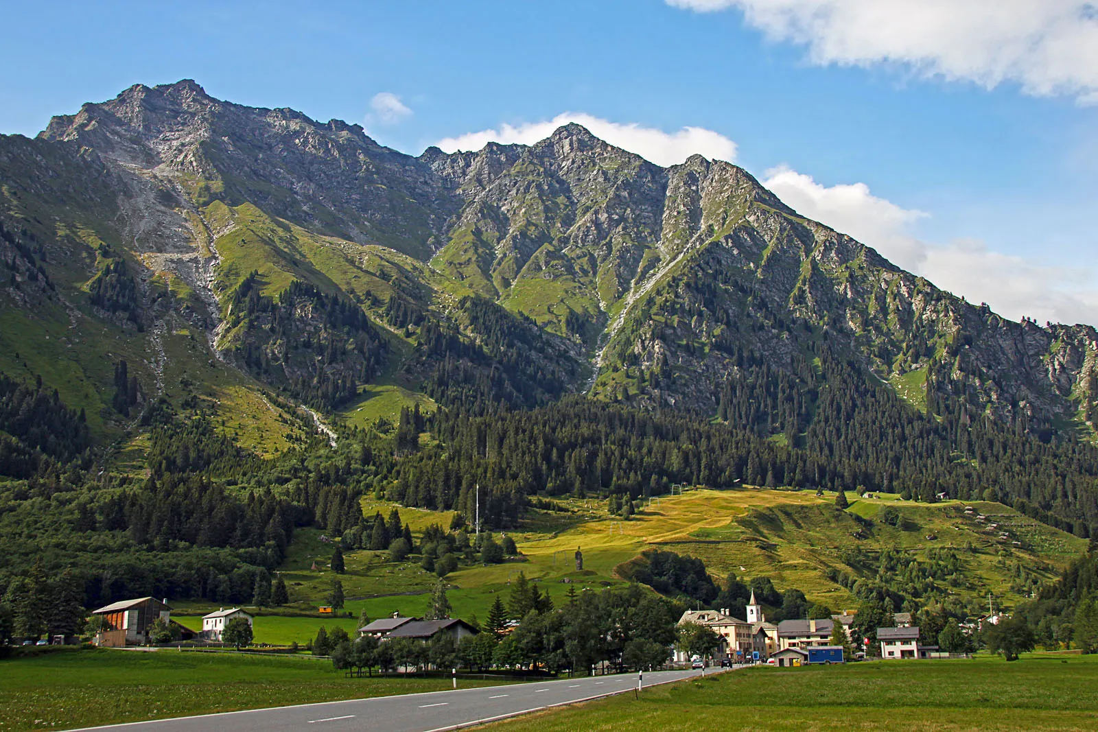 Photo showing: Casaccia village and the mountains above: on the left Piz dal Sasc, on the right Piz Lunghin.