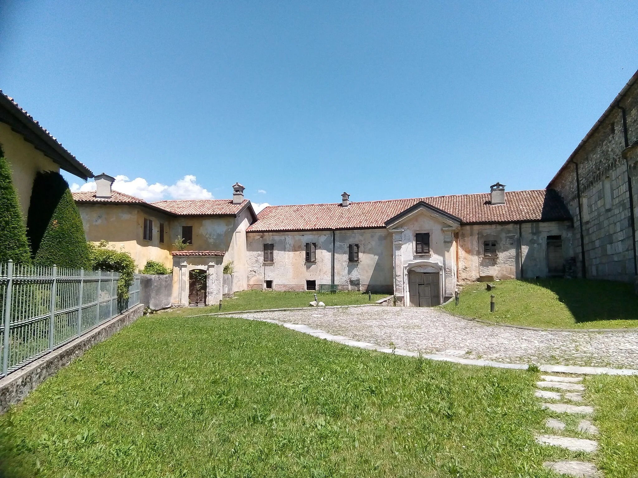 Photo showing: Edifici adiacenti alla Collegiata di San Vittore Martire a Brezzo di Bedero (VA)