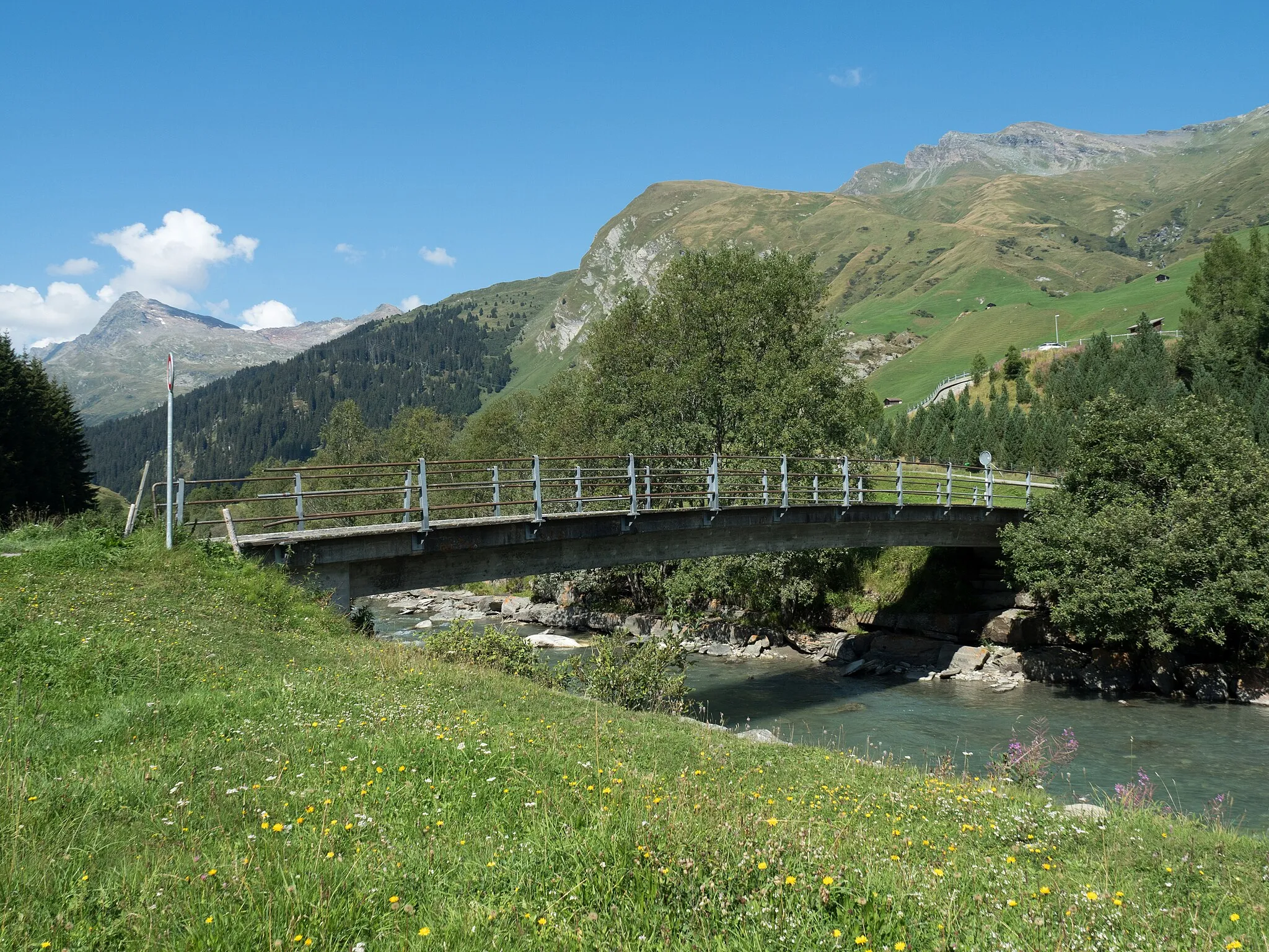 Photo showing: Field Road Bridge over the Hinterrhein River, Nufenen, Canton of Graubünden, Switzerland