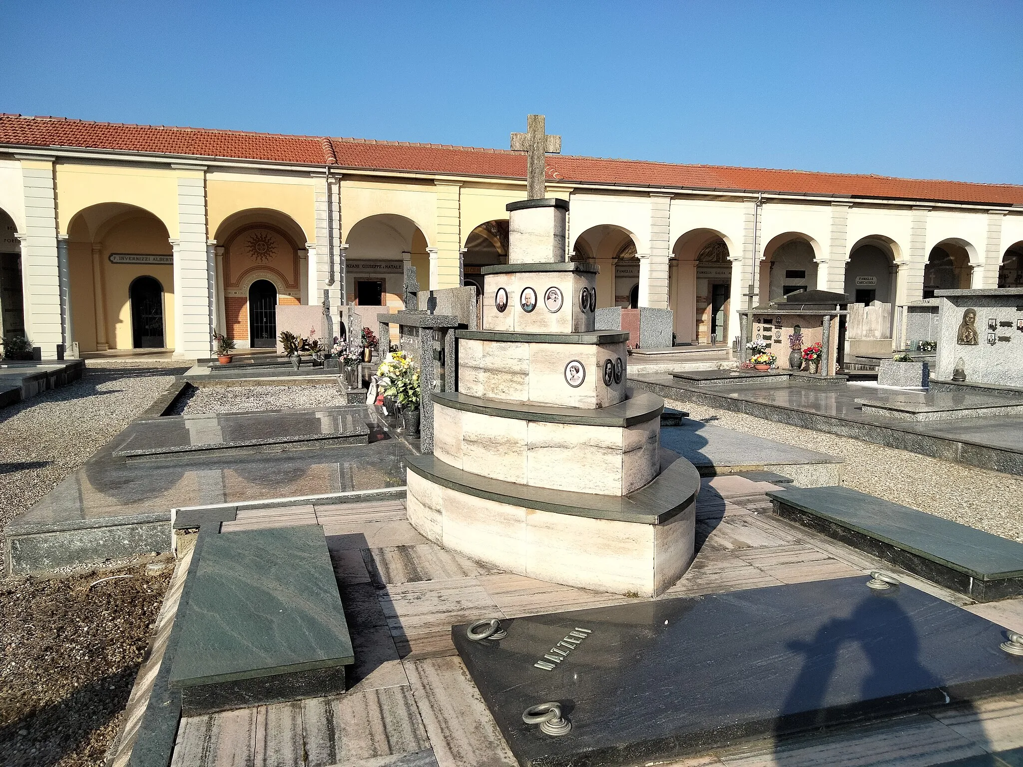 Photo showing: Cimitero di Oleggio, comune della provincia di Novara, Italia