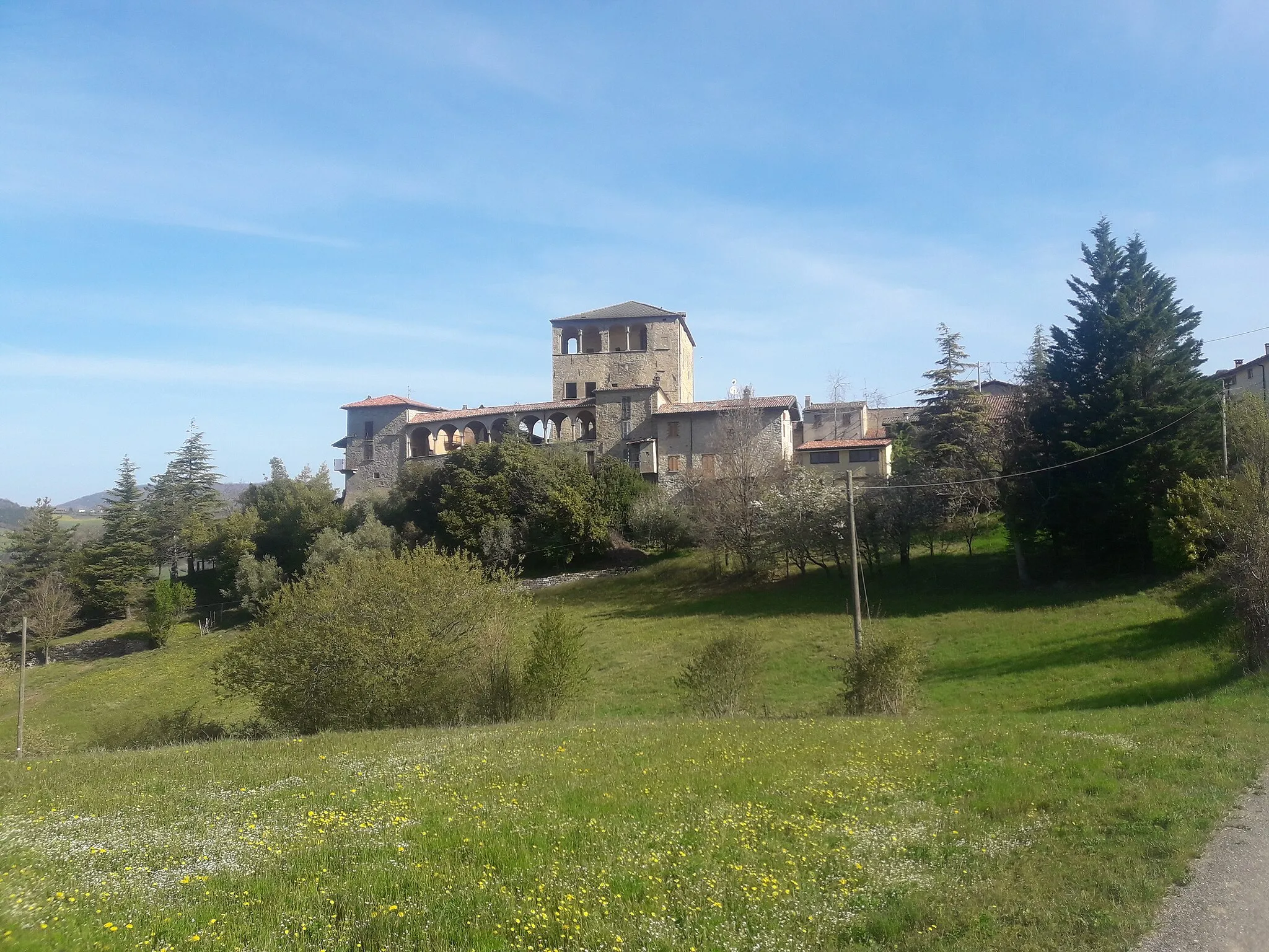 Photo showing: The castle of Caminata, located in Bramaiano, municipality of Bettola, Piacenza, Italy