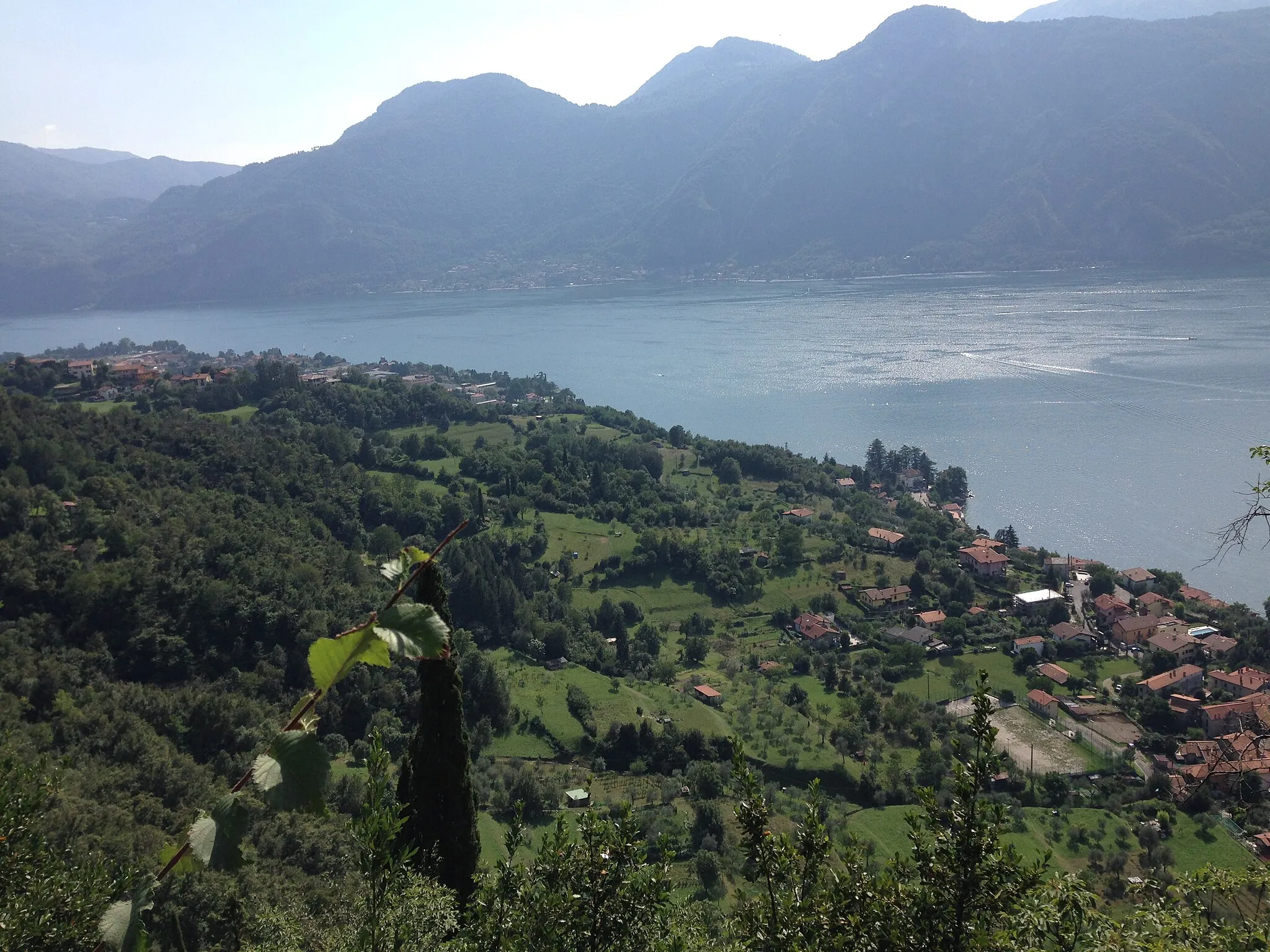 Photo showing: Da Somana (frazione di Mandello) si scorcia la vista alta su Mandello del Lario e sulla bella giornata di sole estivo sul Lago