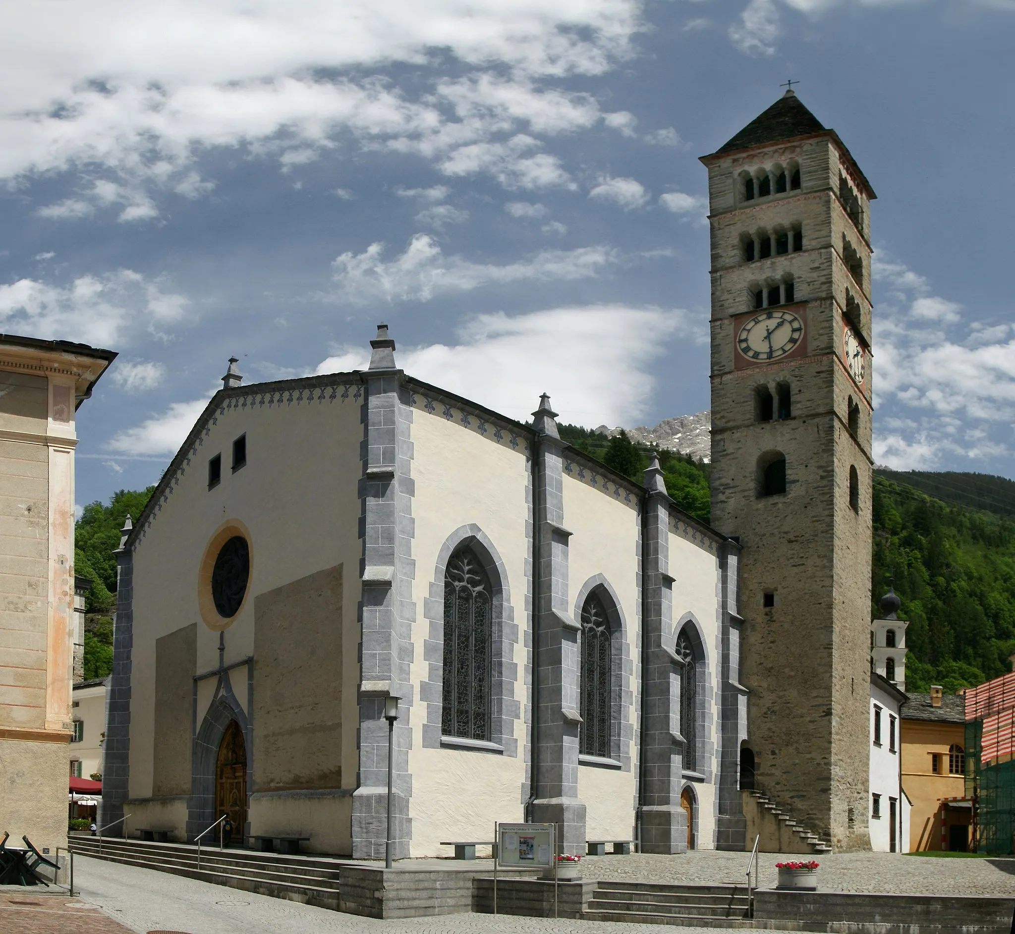 Photo showing: San Vittore Mauro. Poschiavo (deutsch/rätoromanisch Puschlav) ist eine politische Gemeinde im südlichen Graubünden (Schweiz). Zusammen mit der Nachbargemeinde Brusio bildet Poschiavo die Talschaft Valposchiavo (deutsch: Puschlav) und den Bezirk Bernina.