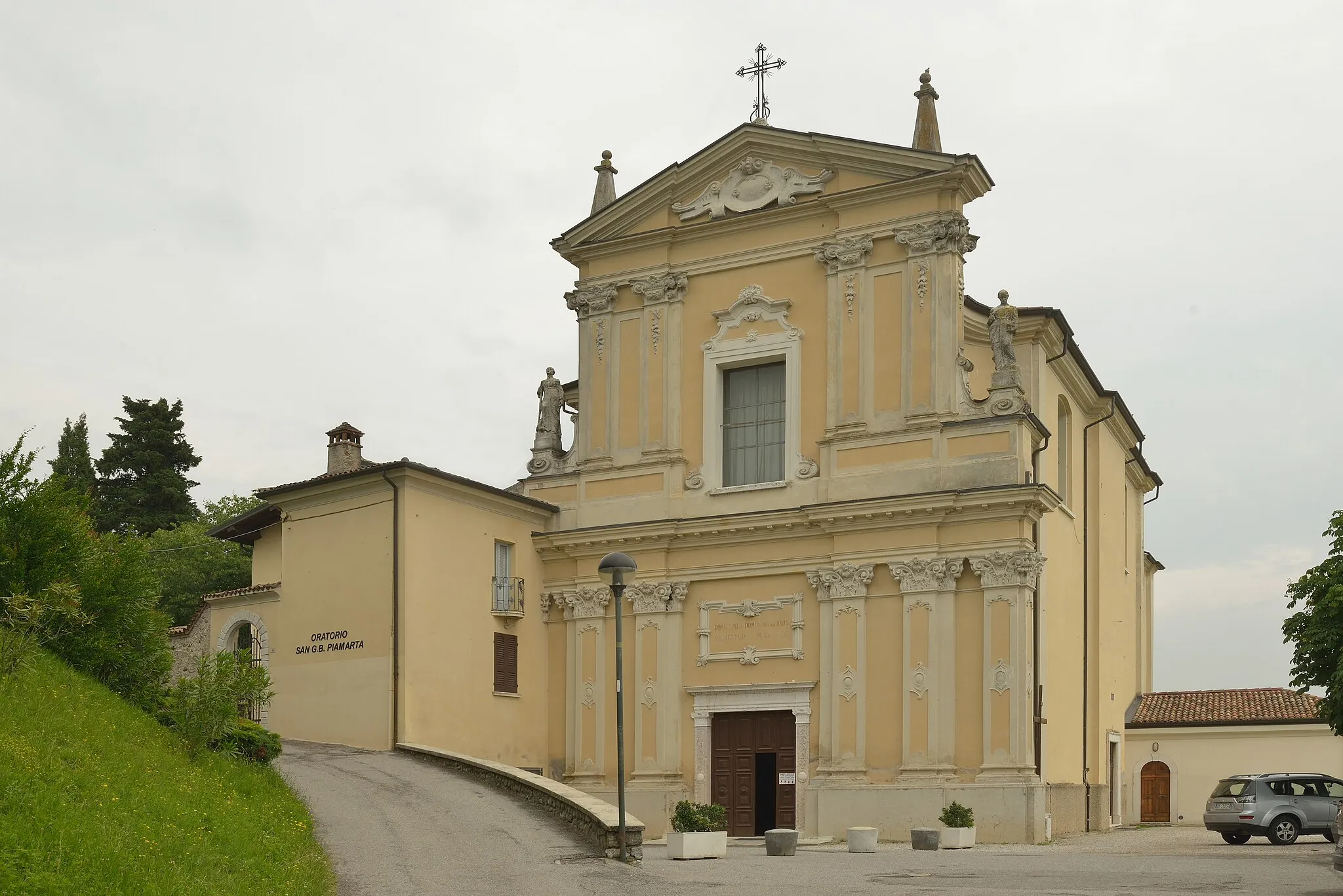 Photo showing: Parish church of Saint Lawrence in Carzago Riviera in Italy.