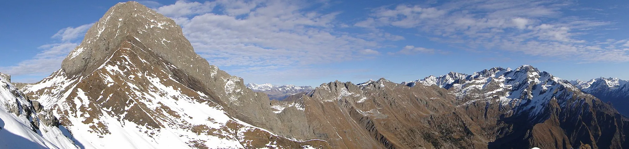 Photo showing: Vista delle Orobie.
Da sinistra verso destra: il Passo di Valsecca, il Pizzo del Diavolo di tenda, cima Soliva e Pizzo Redorta con la sottostante valle d'Aser, dove è situato il rifugio Baroni al Brunone, incluso nel Sentiero delle Orobie