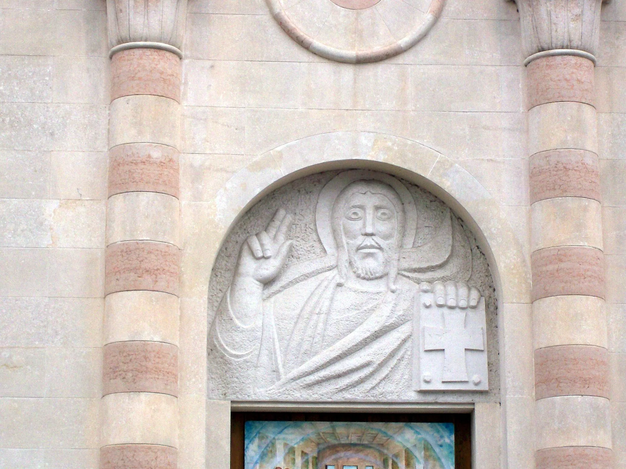 Photo showing: Lunetta con bassorilievo raffigurante il Cristo Pantocratore sopra la porta d'ingresso della facciata della chiesa di Sant'Anna in Lugagnano di Sona (VR).