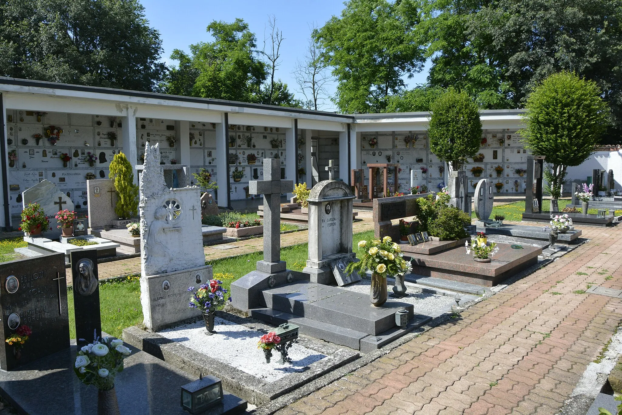 Photo showing: Cimitero di Castelnovate, nel comune di Vizzola Ticino (VA)