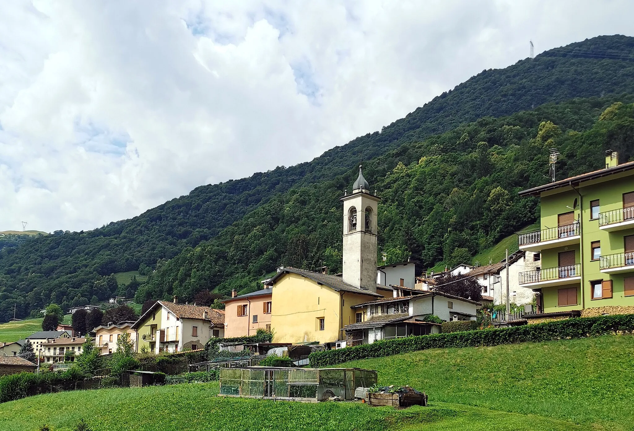 Photo showing: Al centro della foto, la Chiesa di San Pietro Martire a Baiedo (Pasturo)