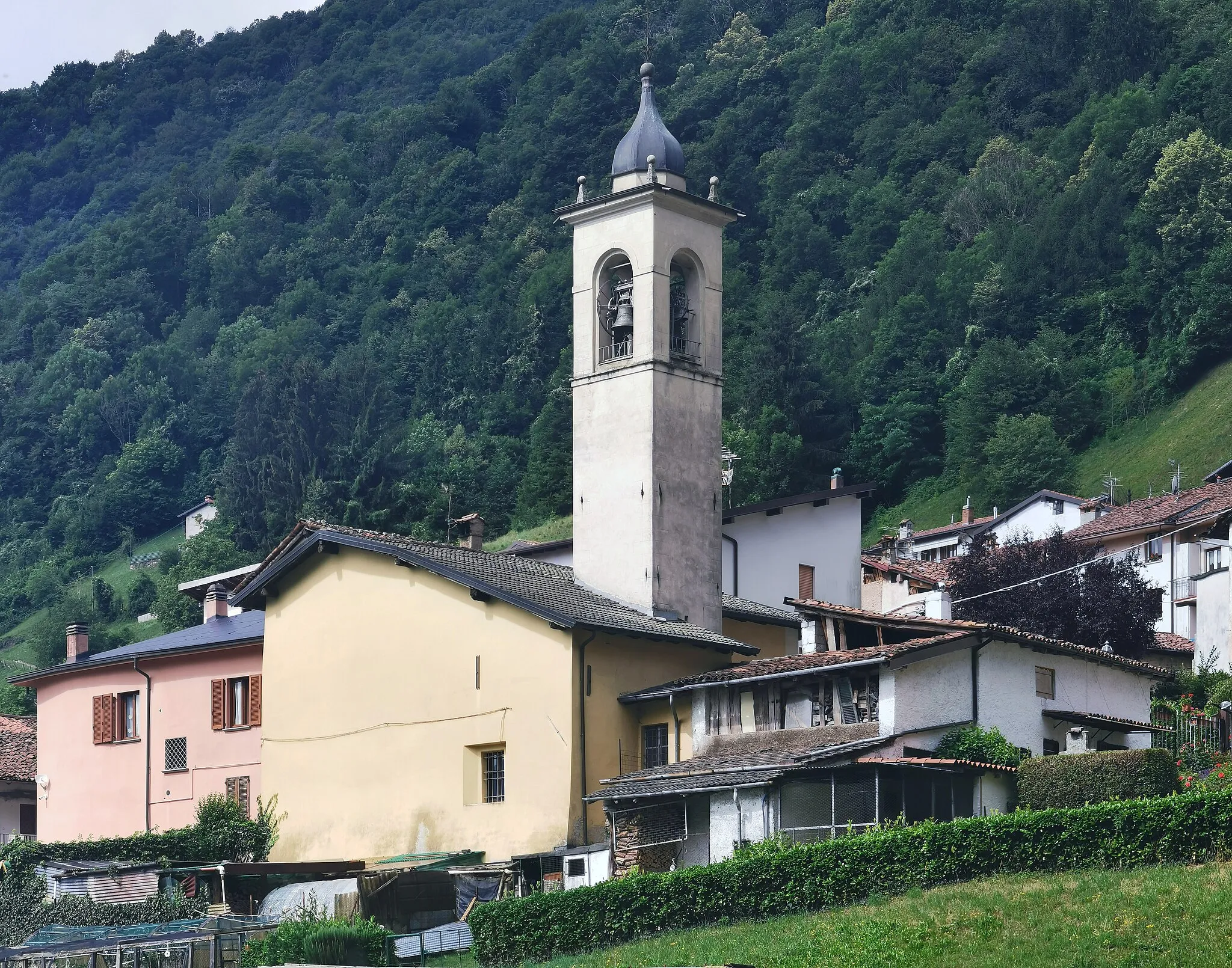 Photo showing: Vista della Chiesa di San Pietro Martire a Baiedo (Pasturo)