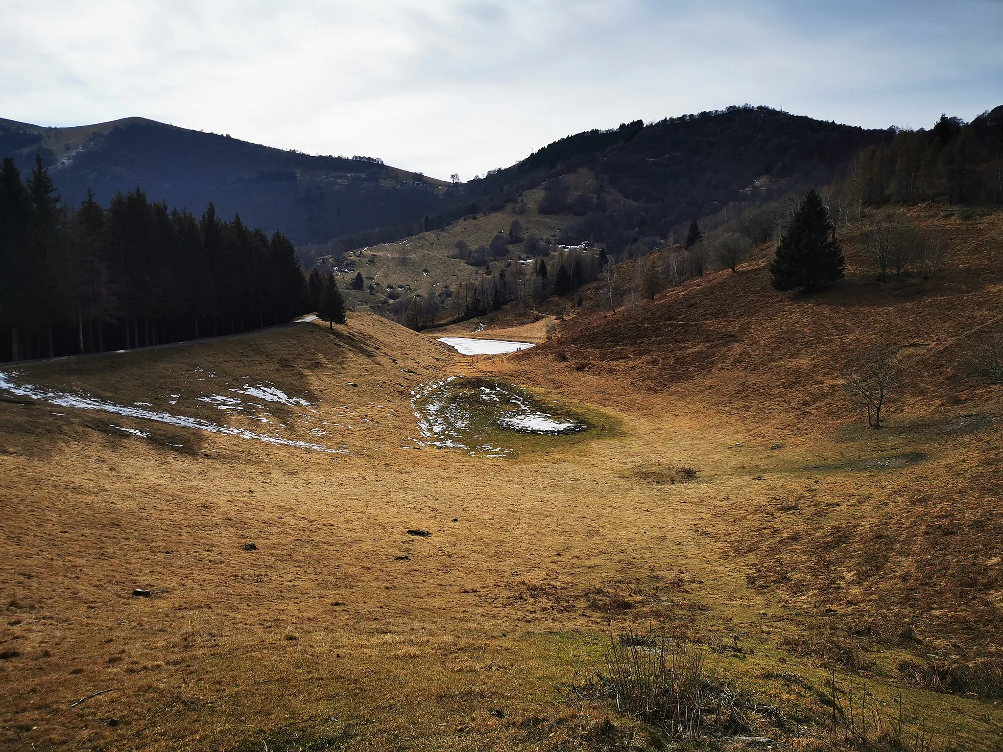 Photo showing: Bolle nella conca di Alpe Grande (Centro Valle Intelvi), viste dalla strada per Orimento, lungo la Via dei Monti Lariani sezione 1