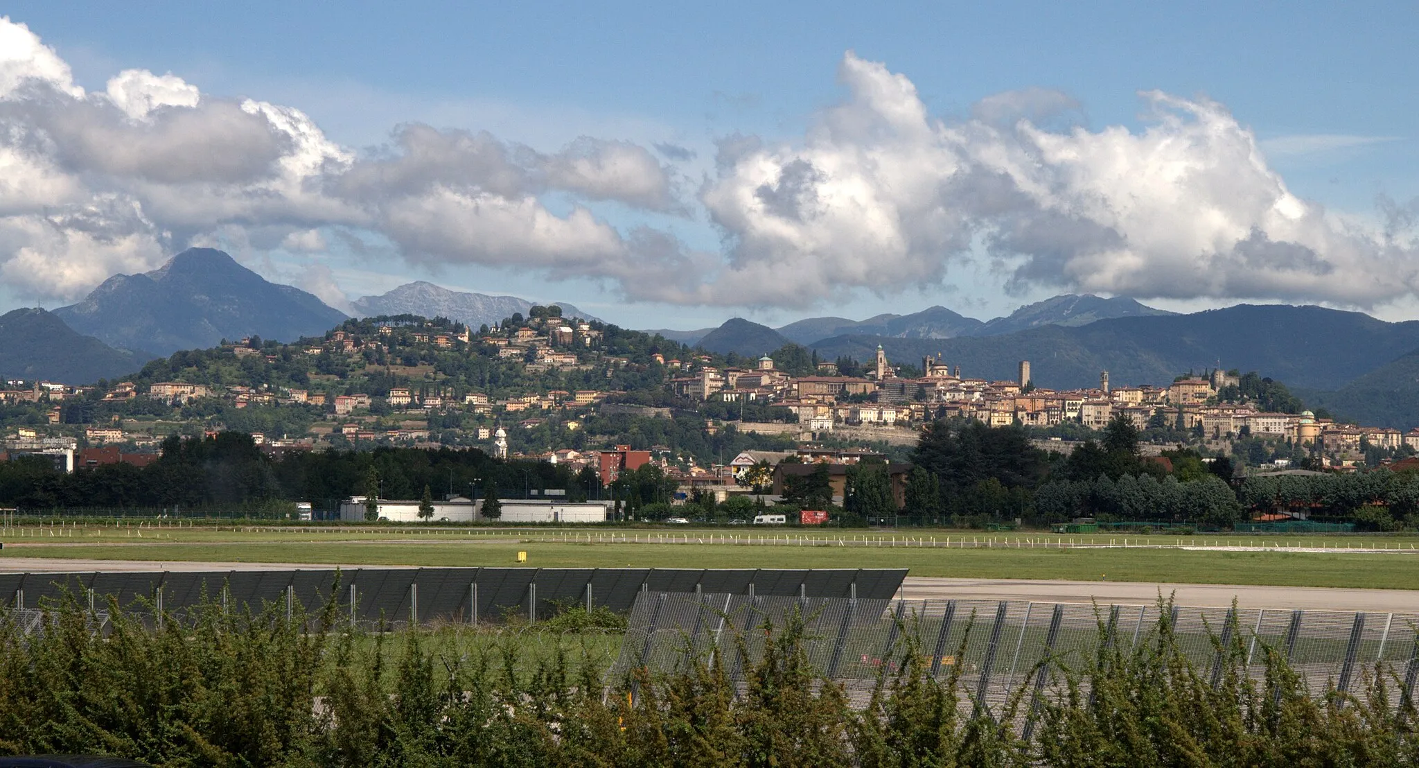 Photo showing: Cloudy day in Bergamo, view from Airport parking