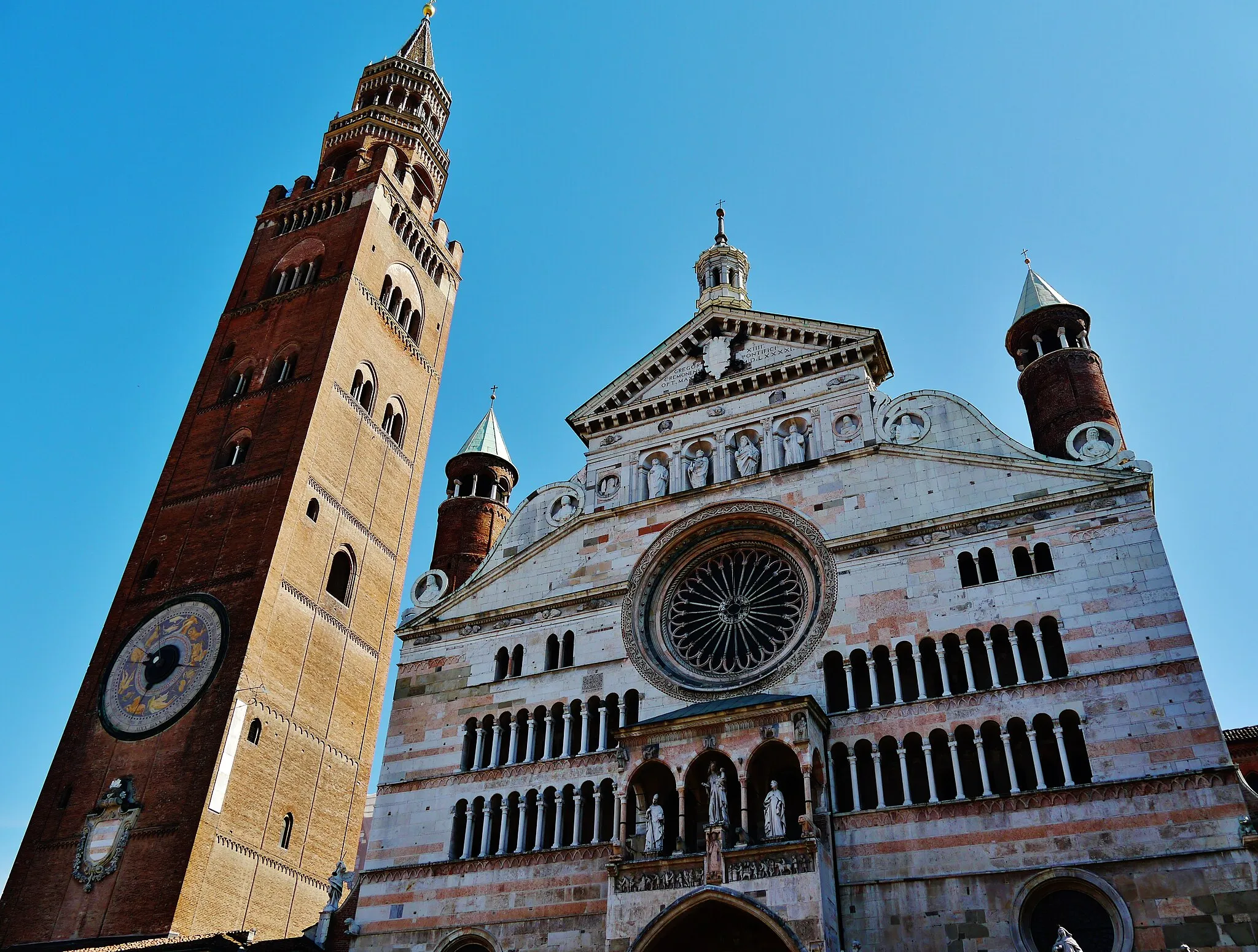 Photo showing: Facade & Torrazzo of the Cathedral of St. Mary Assumption, Cremona, Province of Cremona, Region of Lombardy, Italy