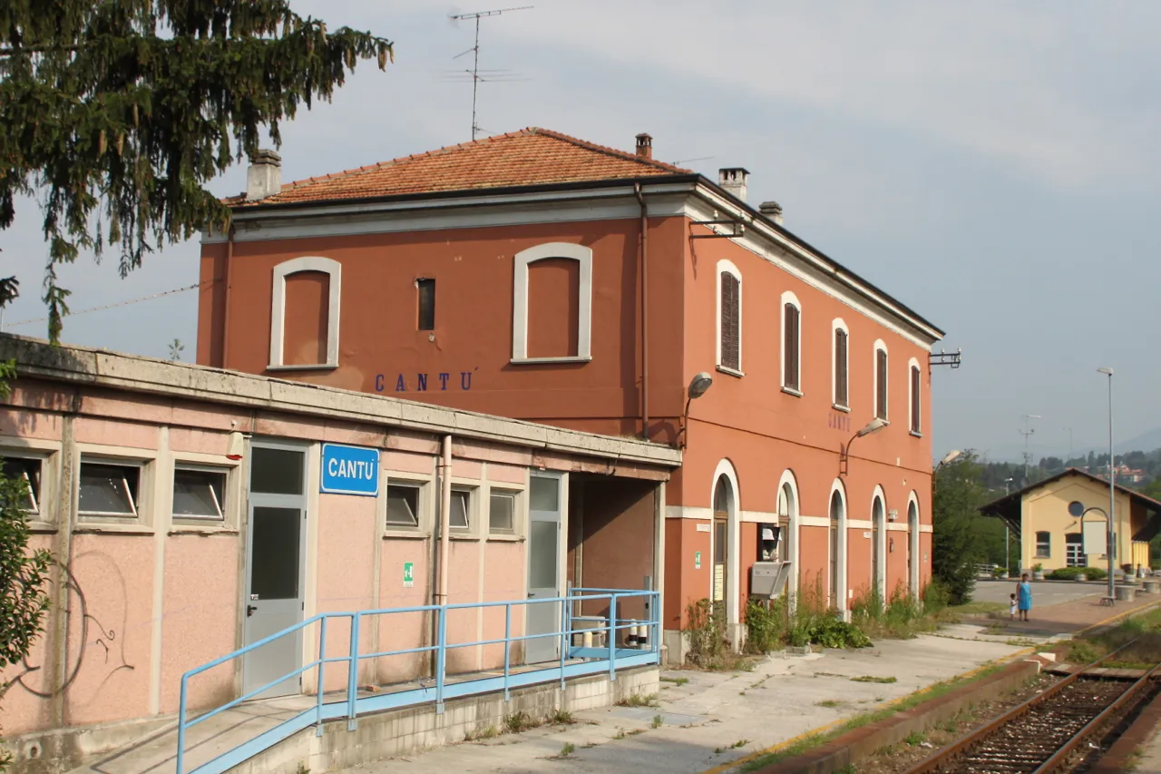 Photo showing: Cantù train station.