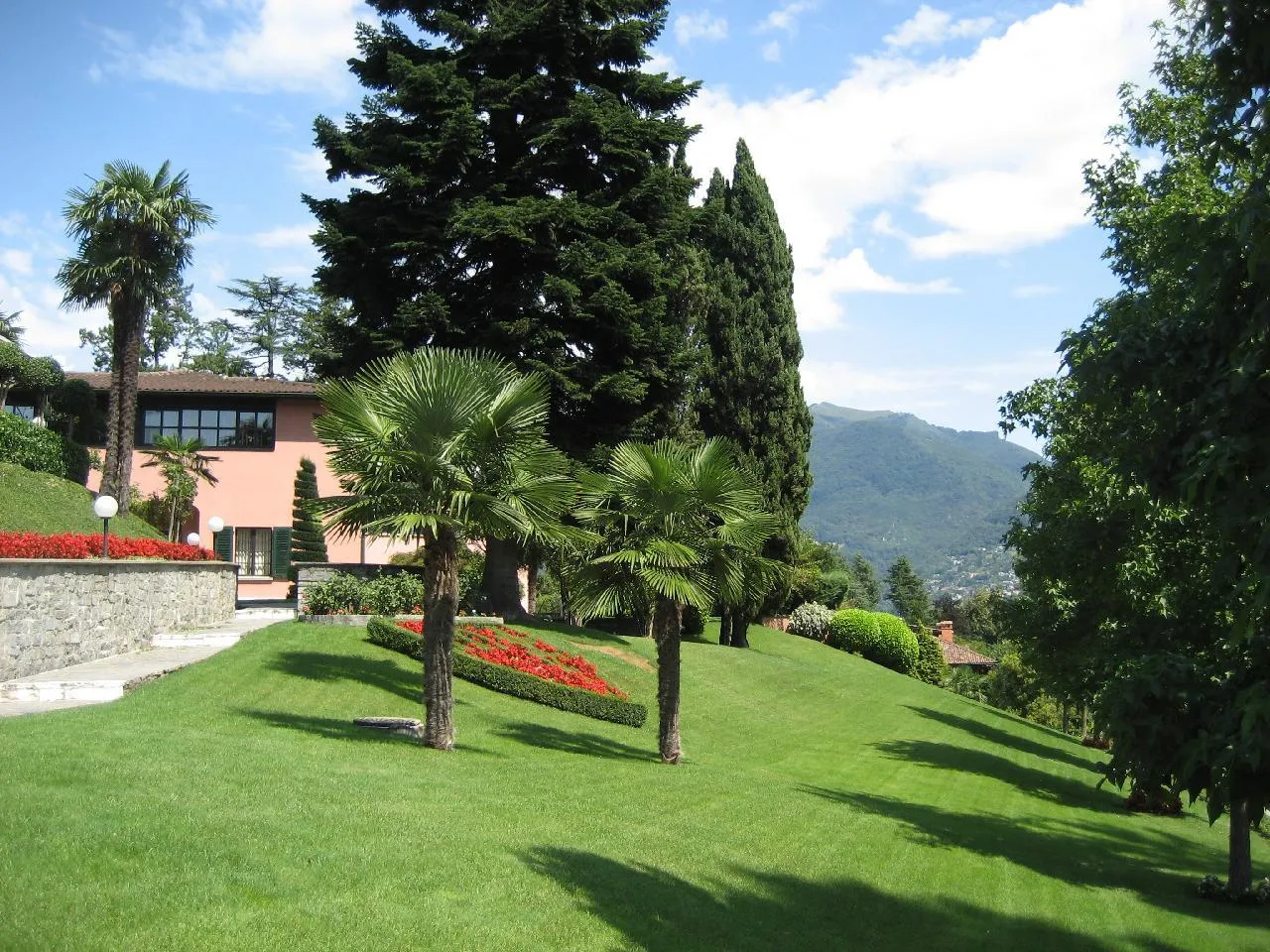 Photo showing: Main Campus of Franklin College, Switzerland, in August 2007
