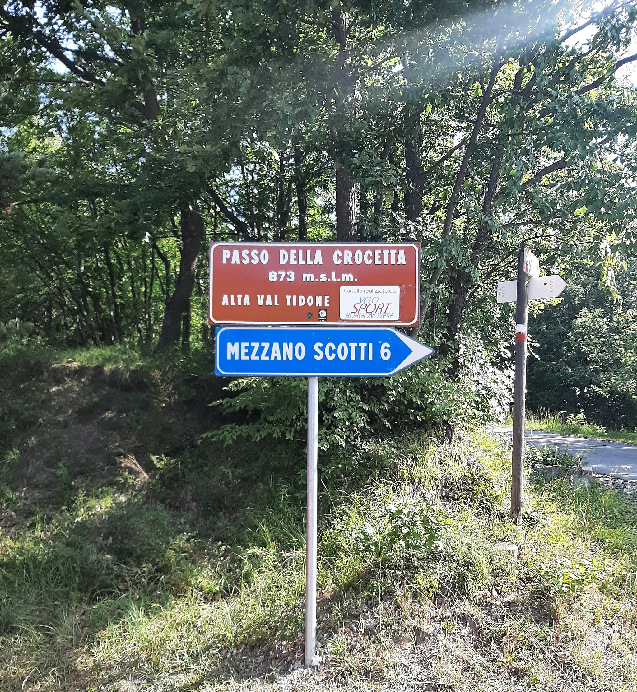 Photo showing: Cartel on the top of Colle della Crocetta pass, border between the municipalities of Bobbio and Alta Val Tidone, Piacenza, Italy
