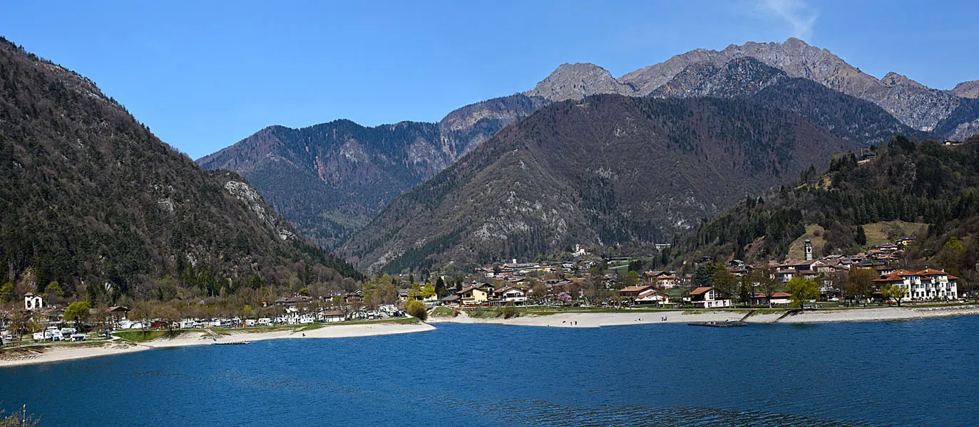 Photo showing: The middle part of the lake, on the right is Mezzolago.