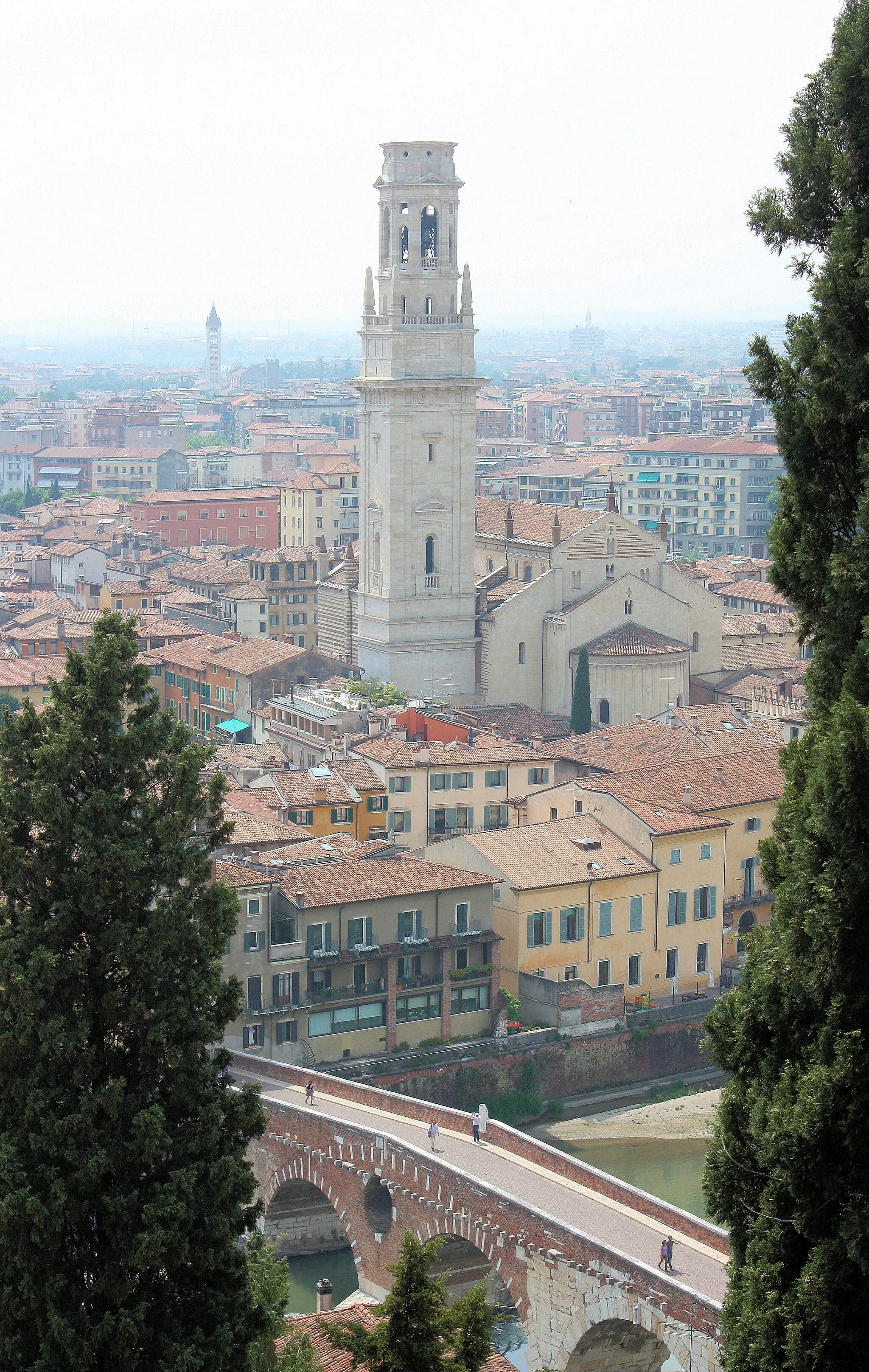 Photo showing: Verona, view from Castel San Pietro to the Ponte Pietra and to the cathedral