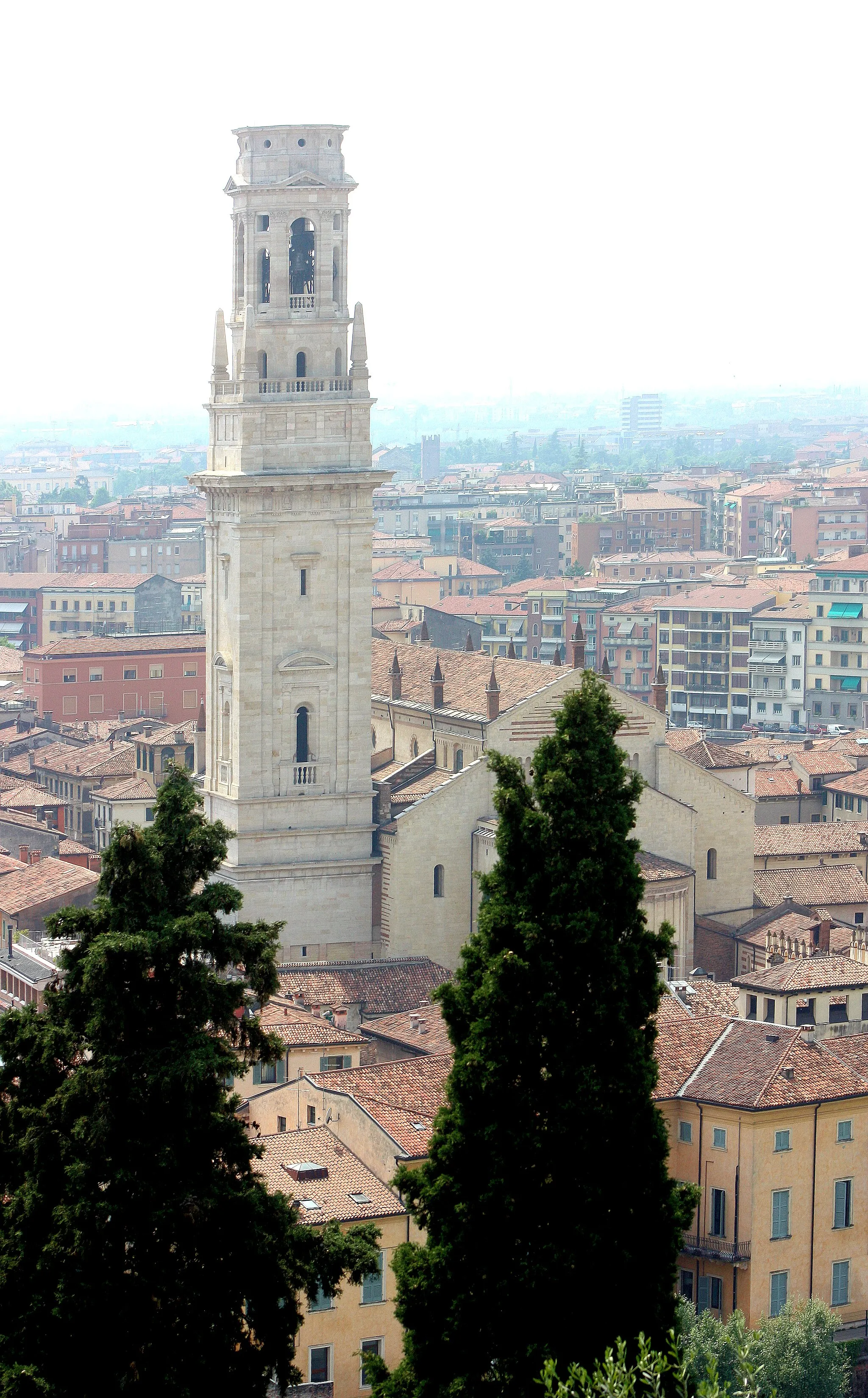 Photo showing: Verona, view from Castel San Pietro to the cathedral