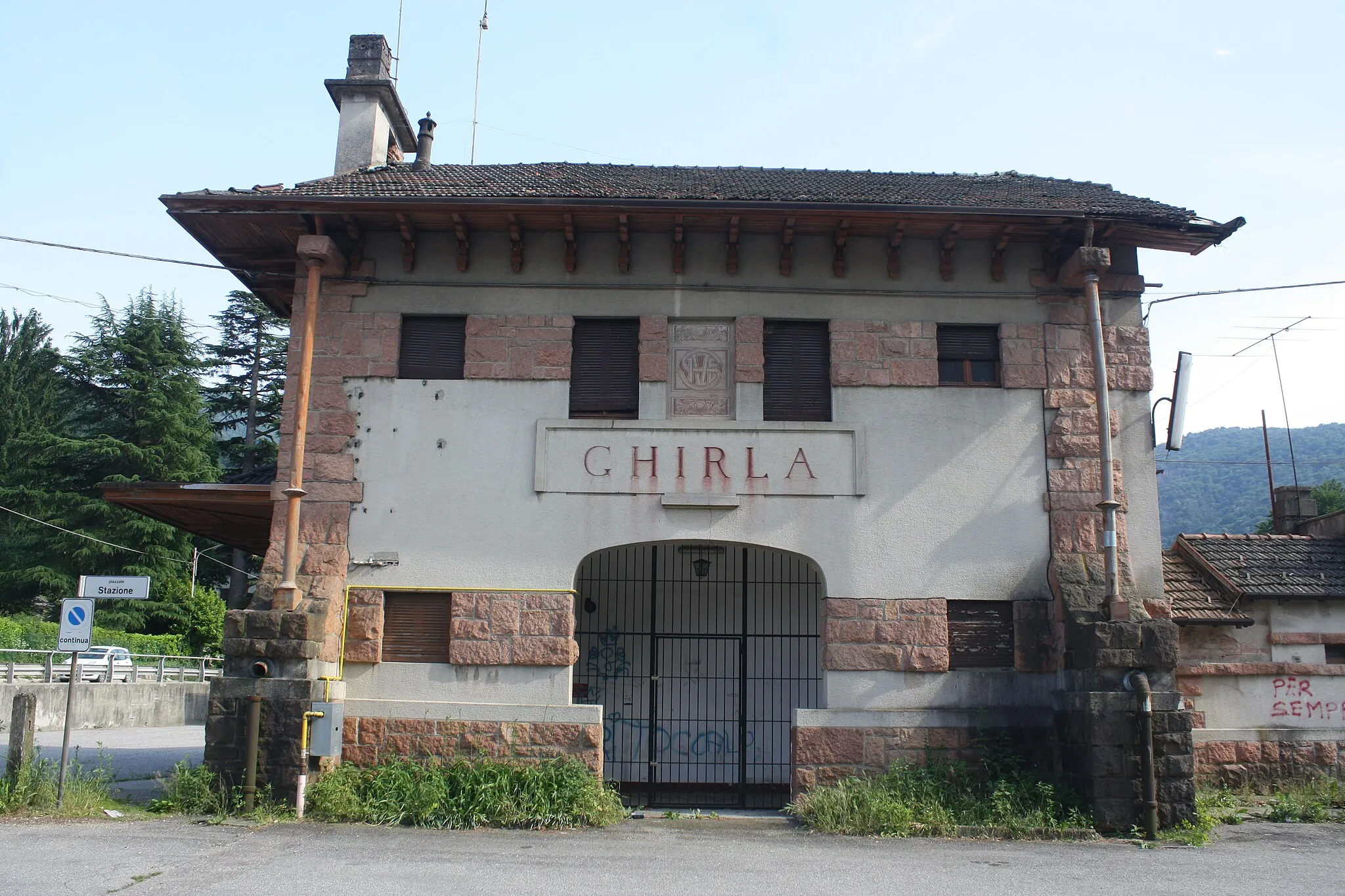 Photo showing: La vecchia stazione ferroviaria di Ghirla, in provincia di Varese.