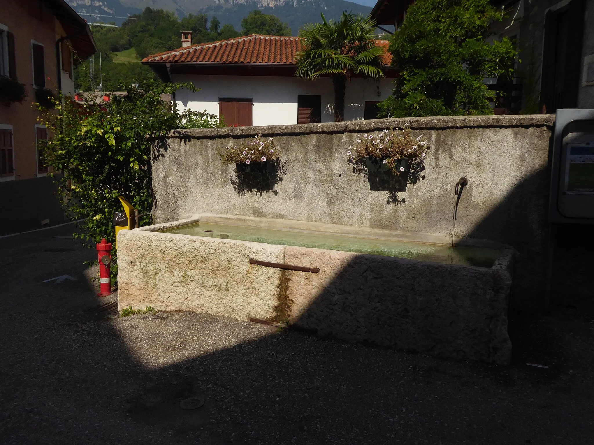 Photo showing: Cazzano (Brentonico, Trentino, Italy) - Fountain